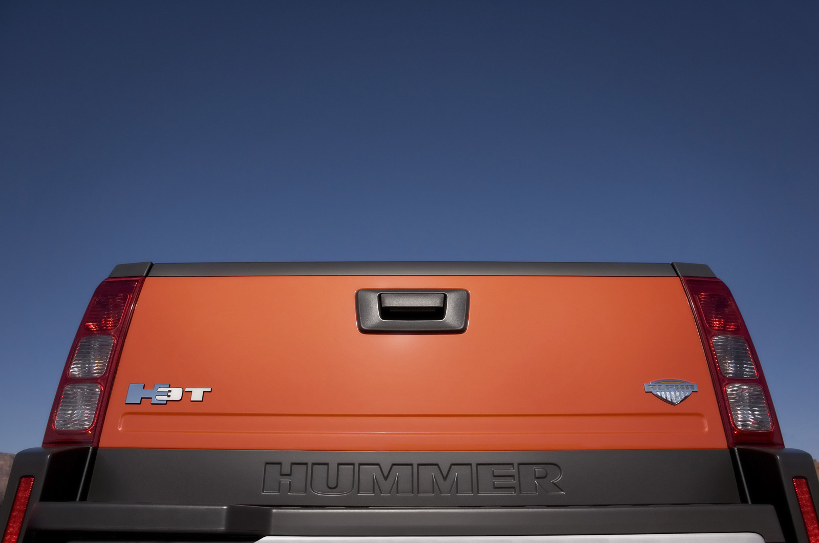 Hummer H3T Alpha photo #27