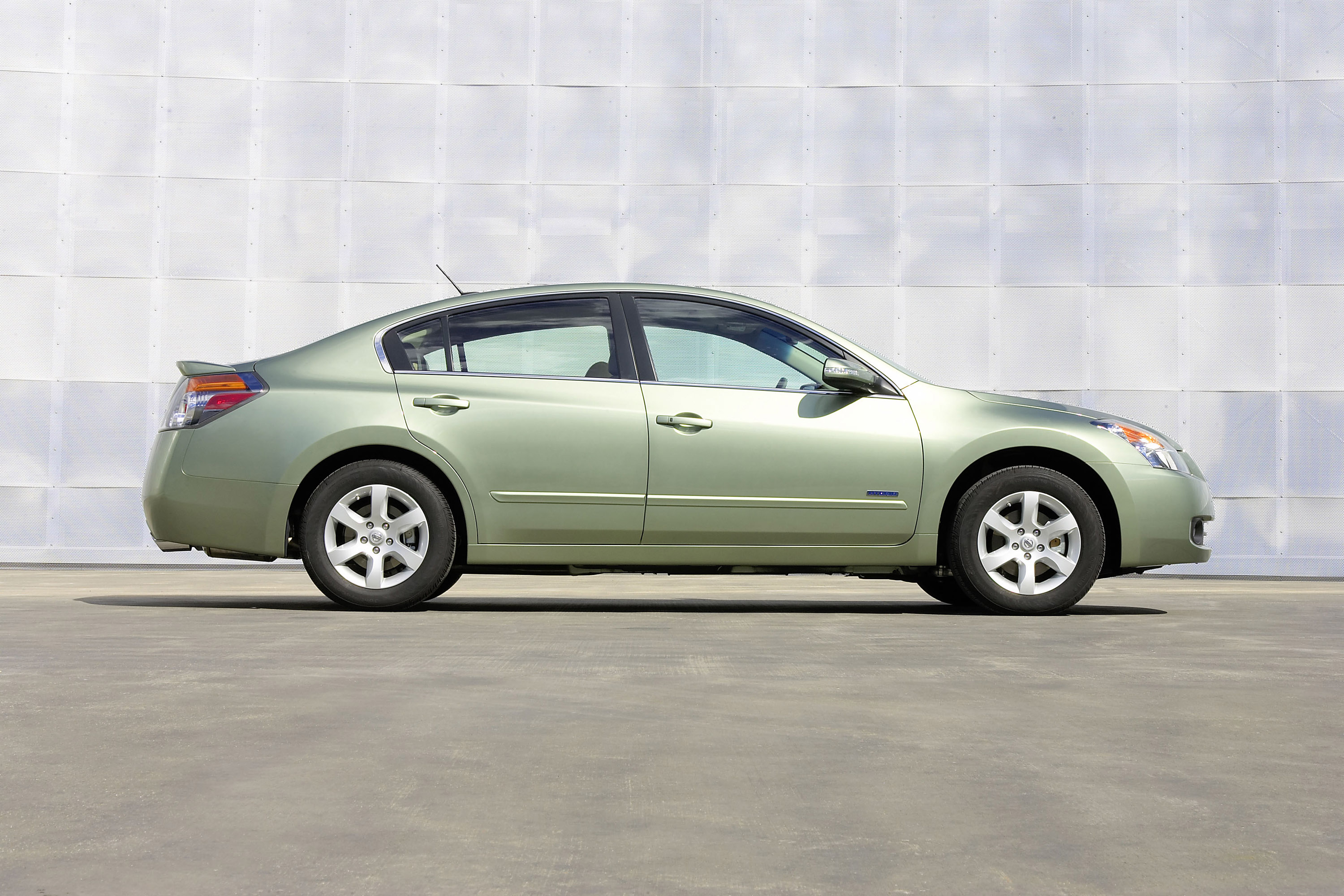 2009 Nissan altima hybrid standard features #2