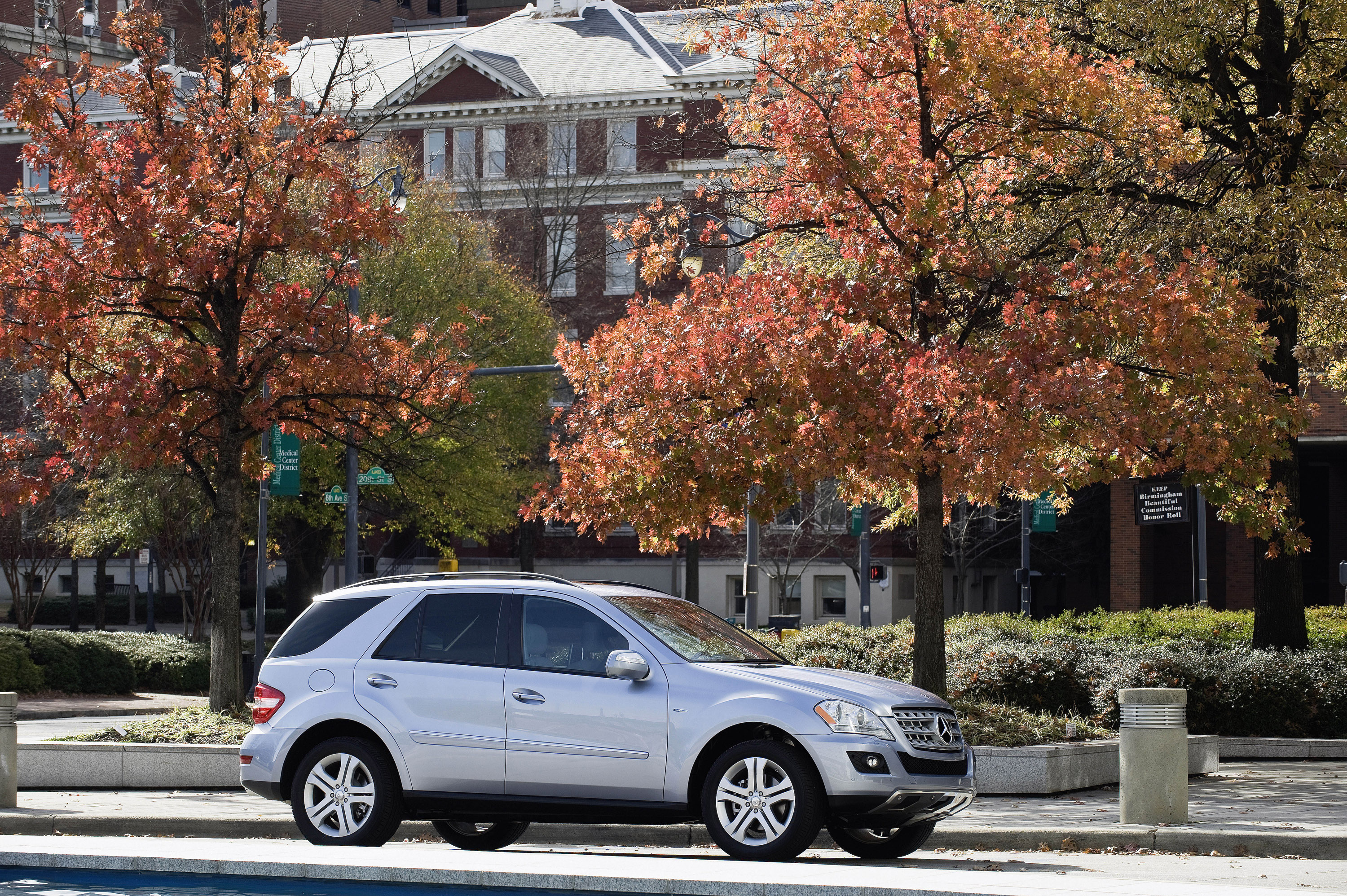 Mercedes-Benz ML450 Hybrid photo #13