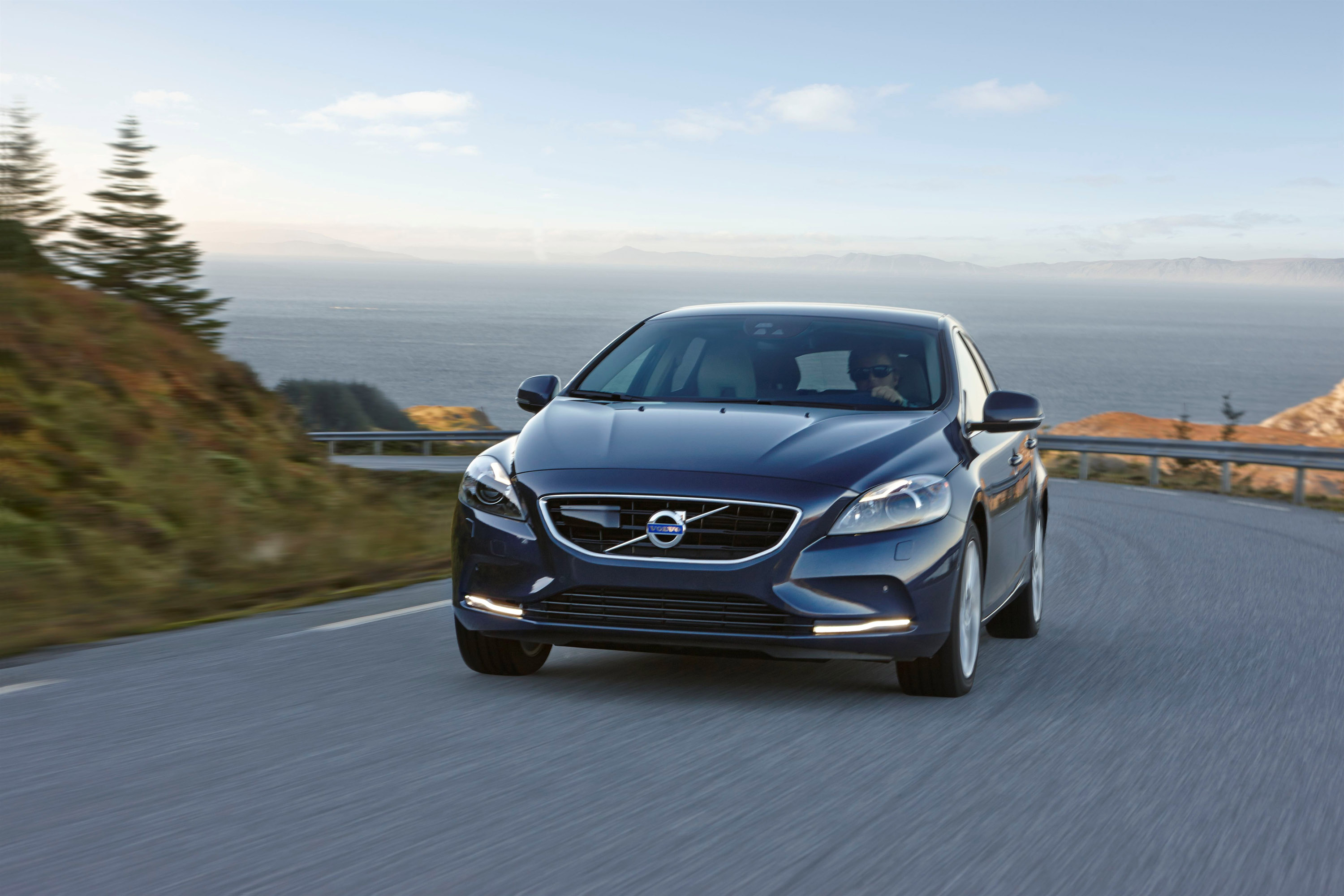 2014 Volvo V40 D4 HD Pictures