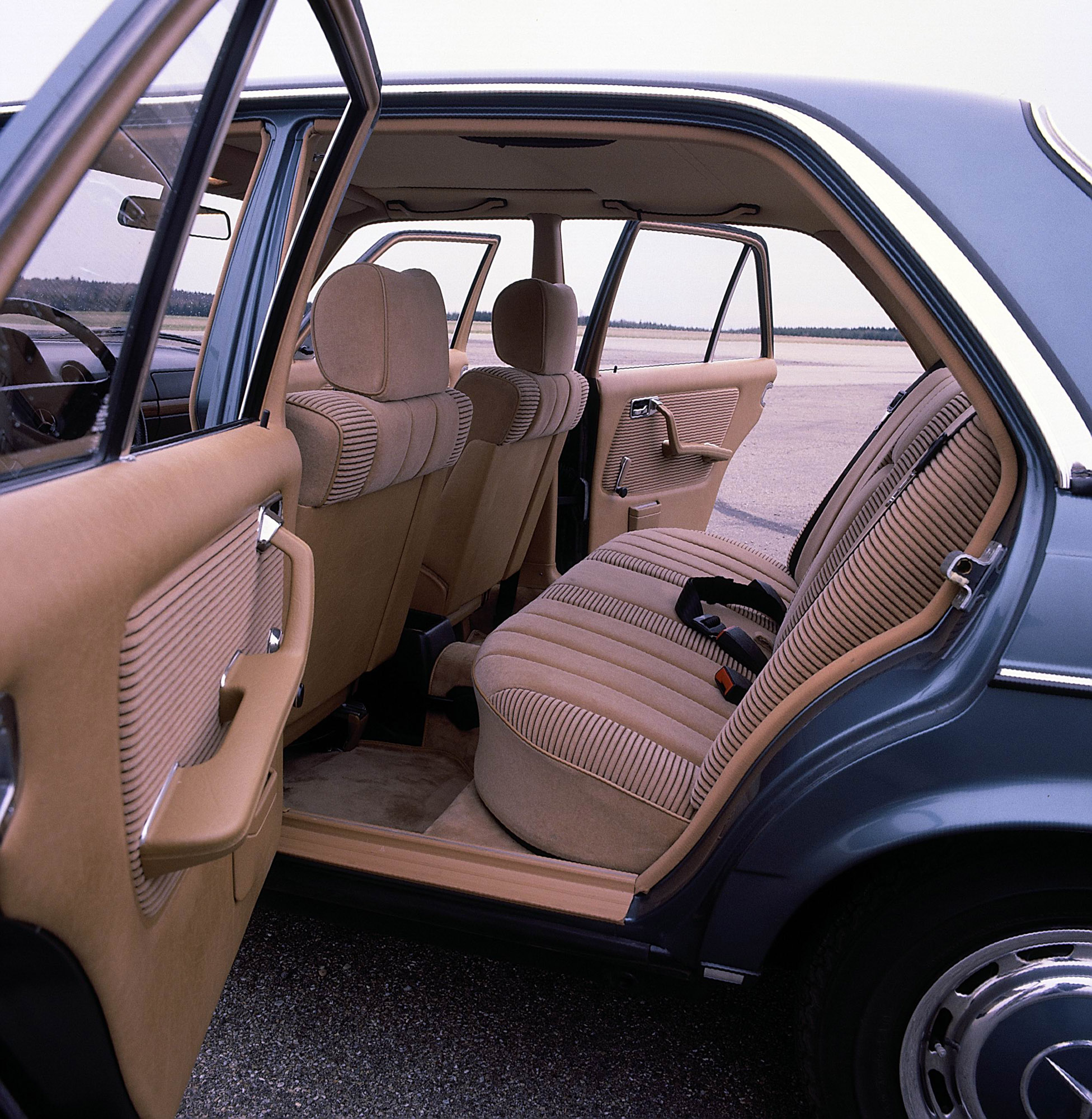 Mercedes-Benz 123 series photo #17