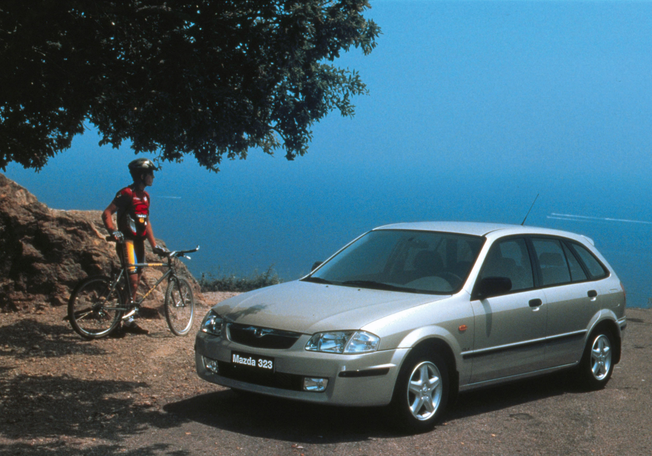Mazda 323 photo #12