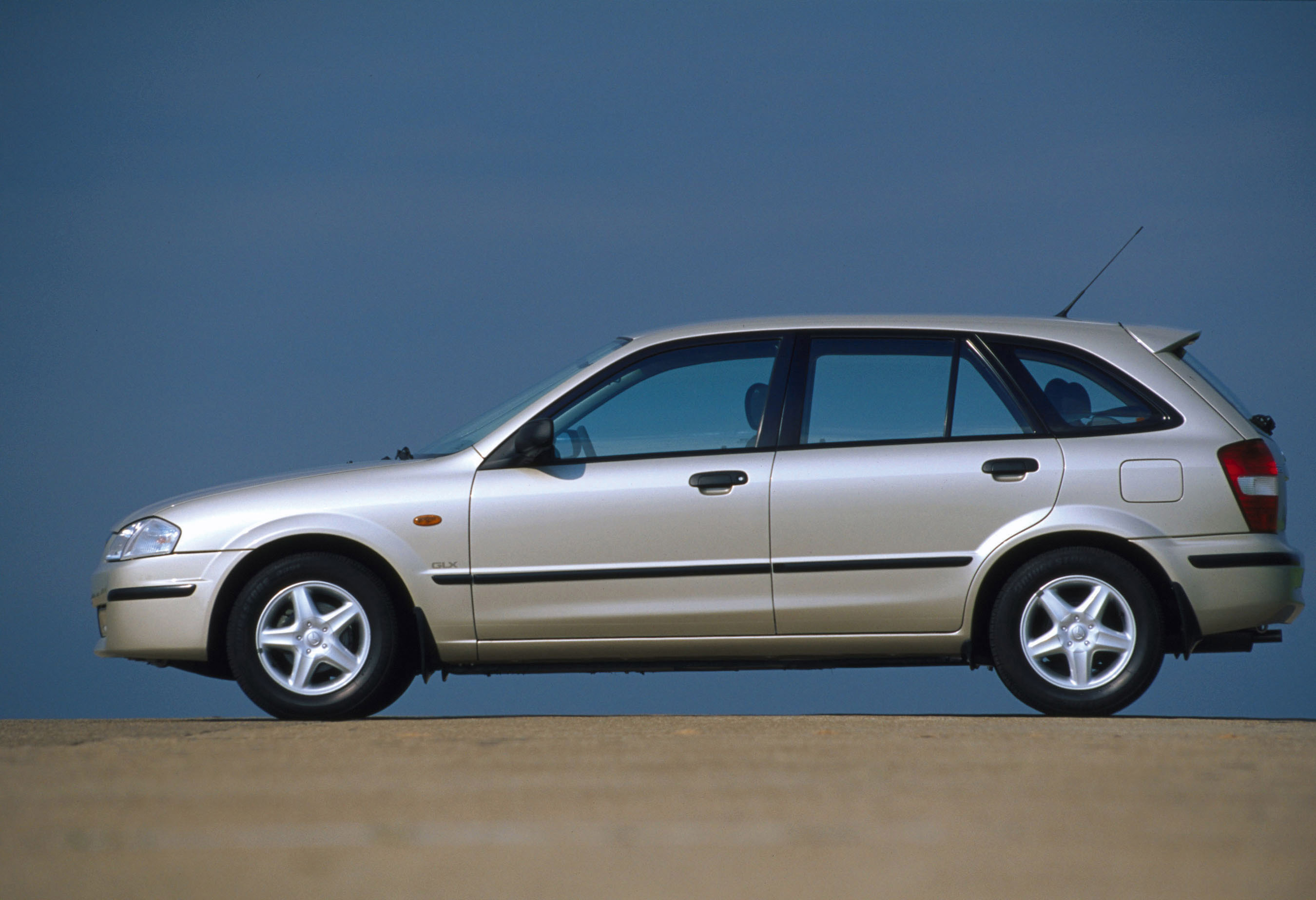 Mazda 323 photo #14