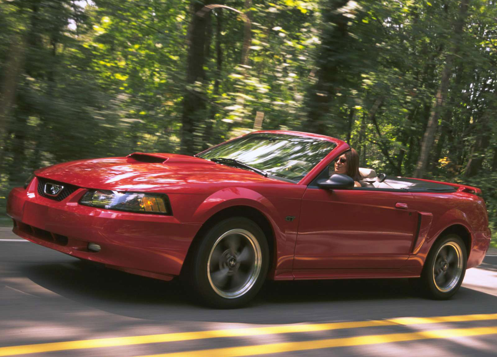 Ford Mustang GT Convertible (2001). 