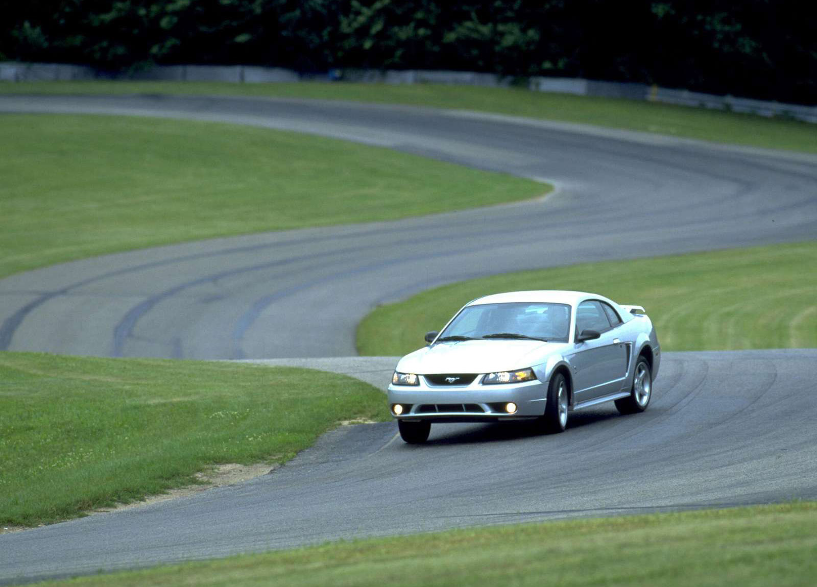 Ford Mustang SVT Cobra photo #9