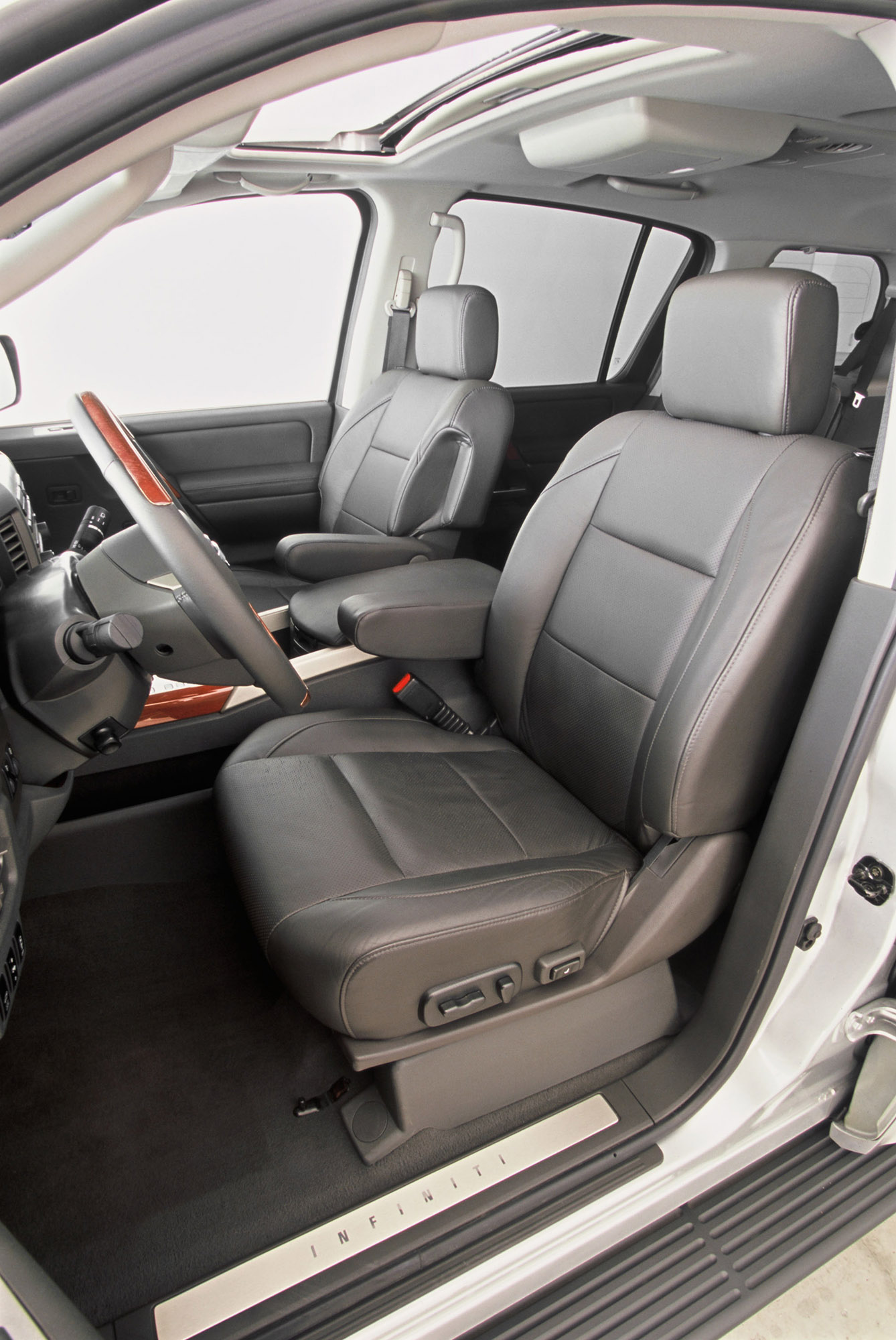 Infiniti QX56 photo #16
