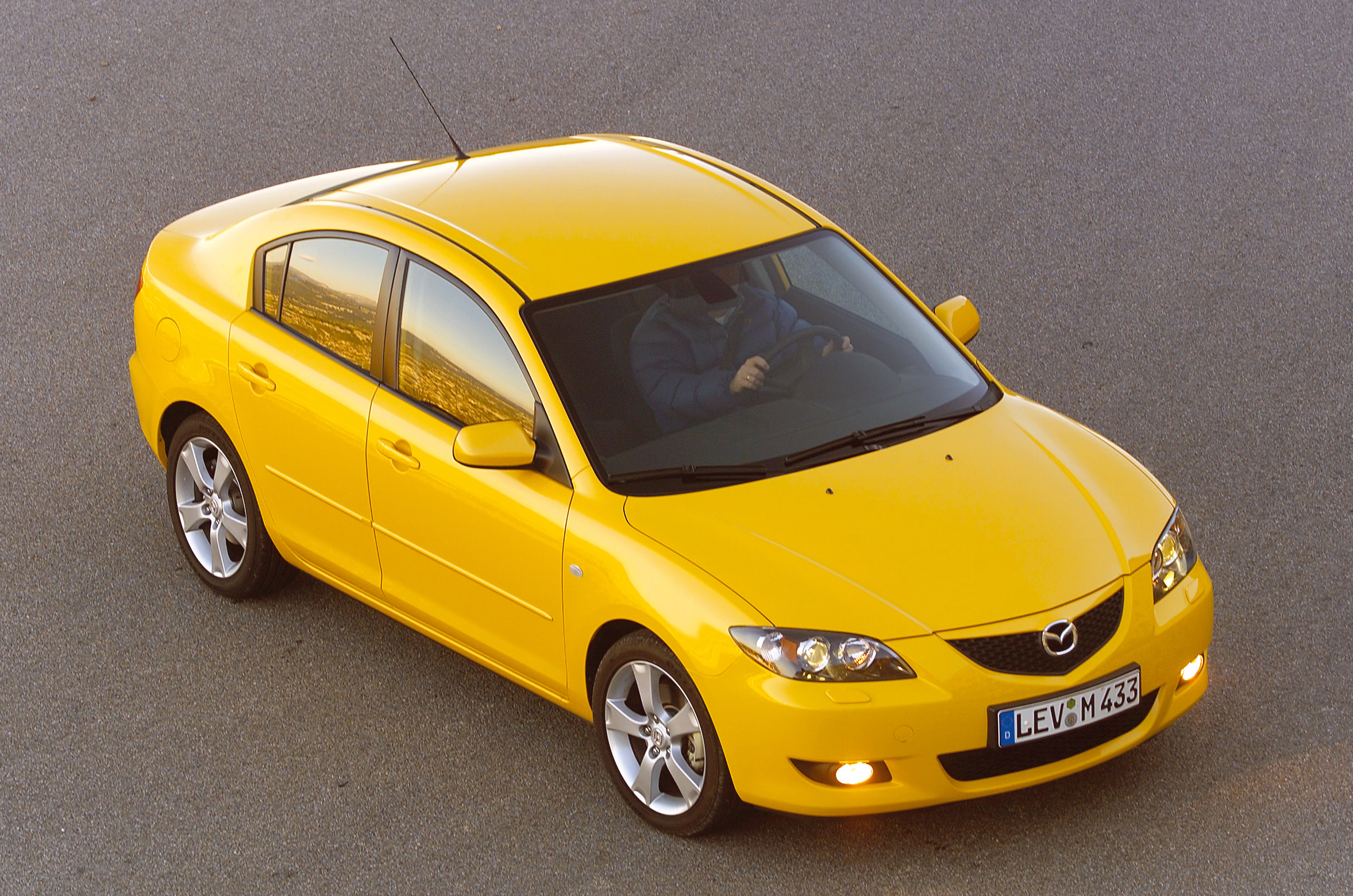 Mazda желтая. Mazda 3 BK. Мазда 3 желтая седан. Мазда 3 седан 2004. Mazda 3 1.6.