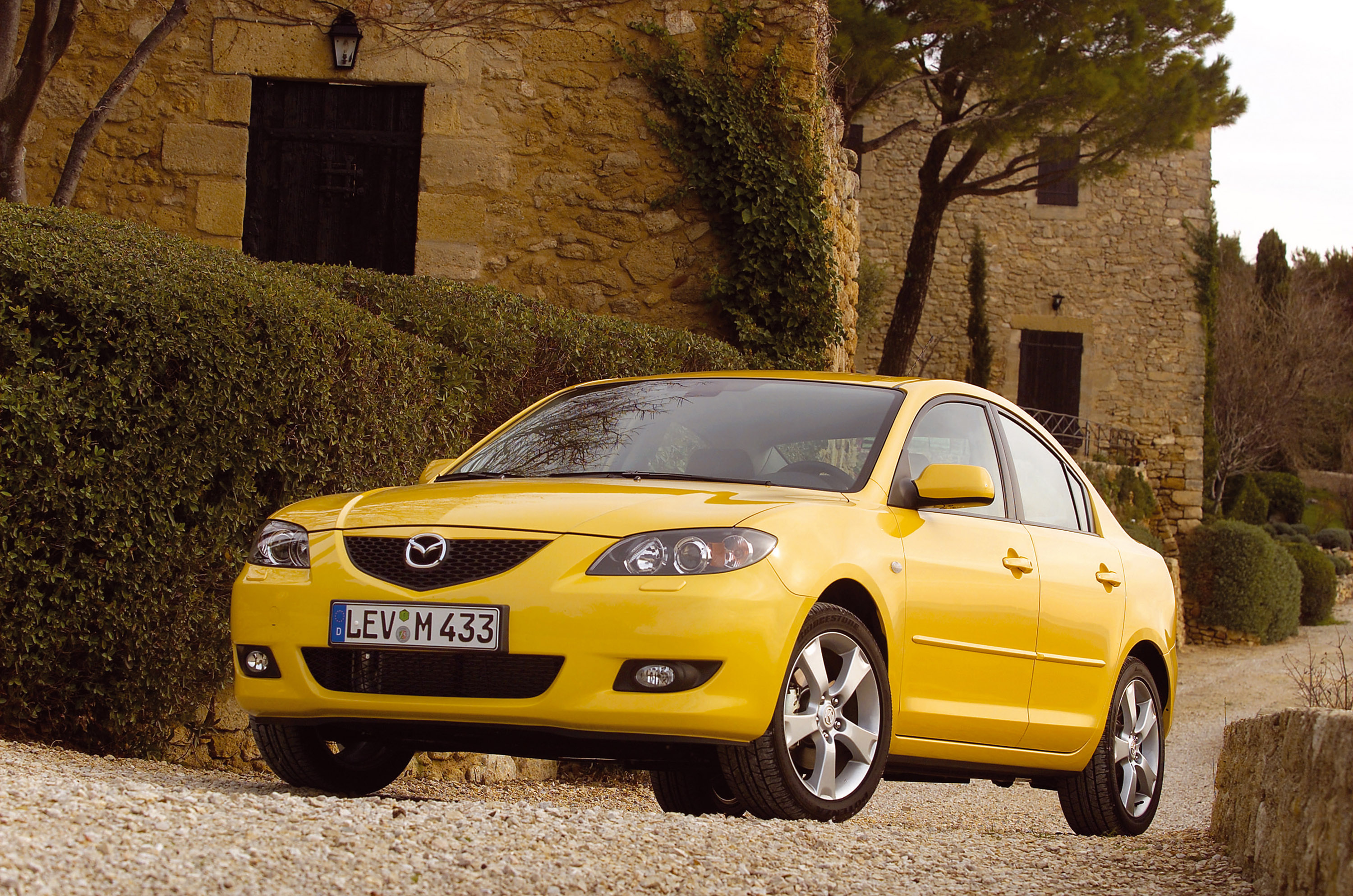 Три желтых машин. Мазда 3 2004 седан желтый. Мазда 3 желтая седан. Mazda 3 седан 2003. Мазда 3 седан 2004.