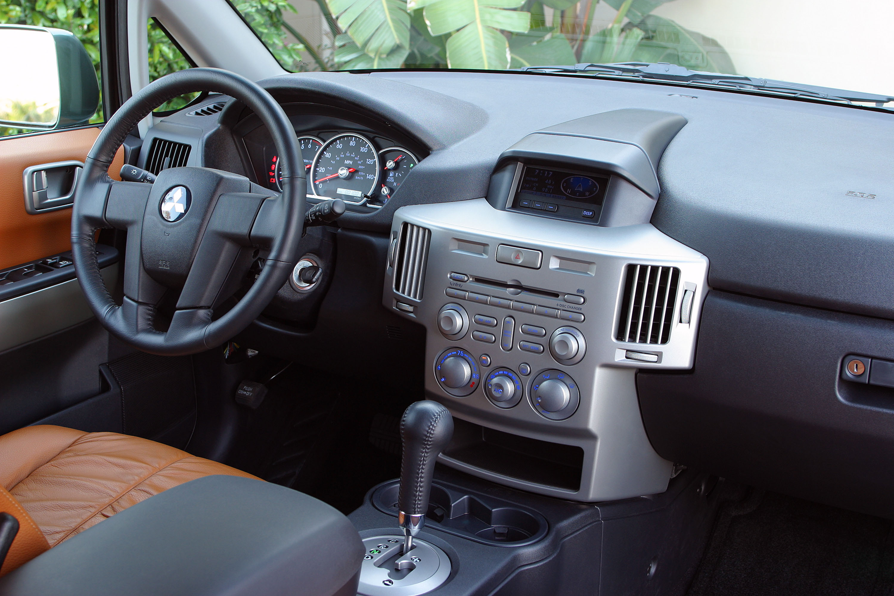 Mitsubishi Endeavor photo #9