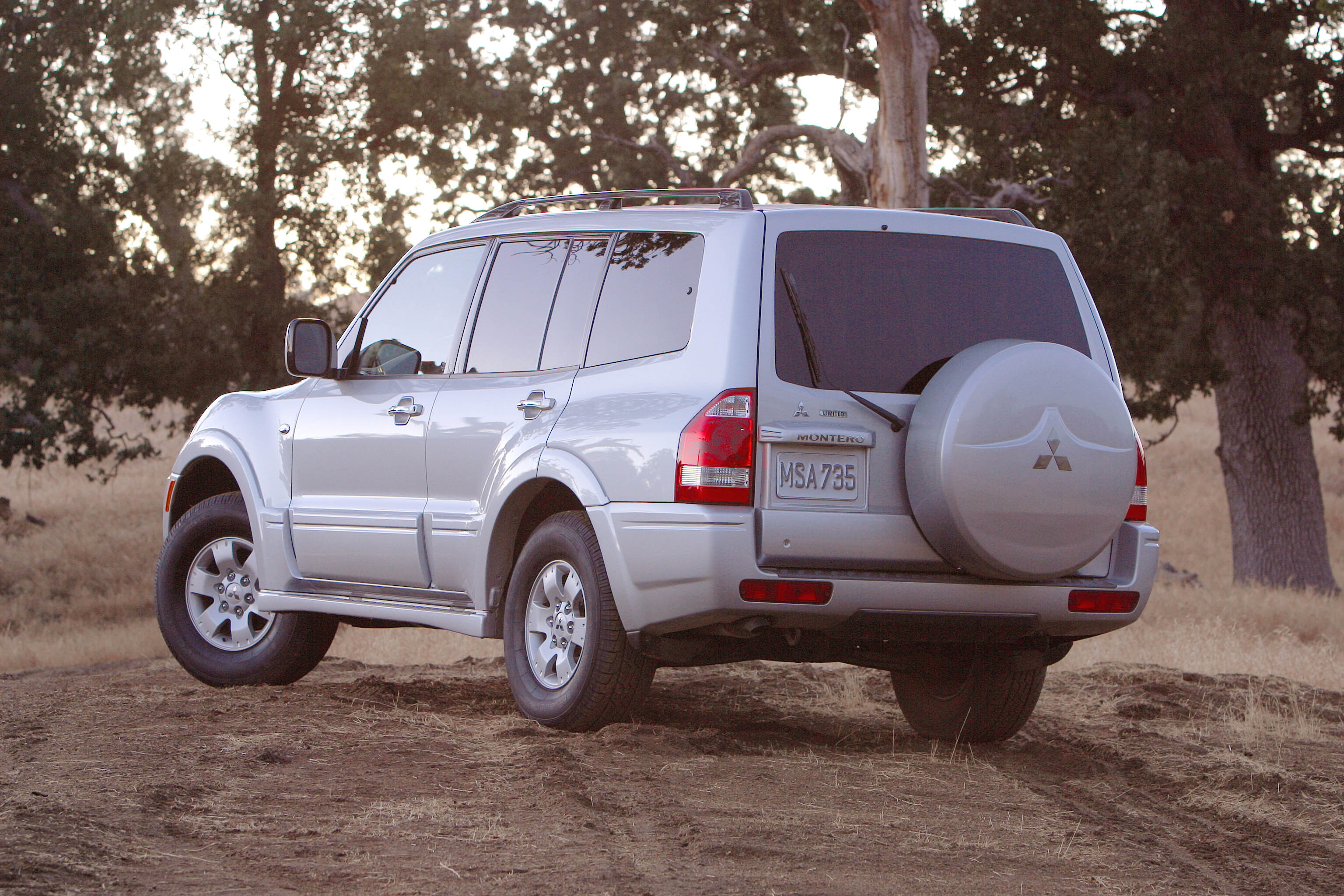 Mitsubishi Montero photo #2