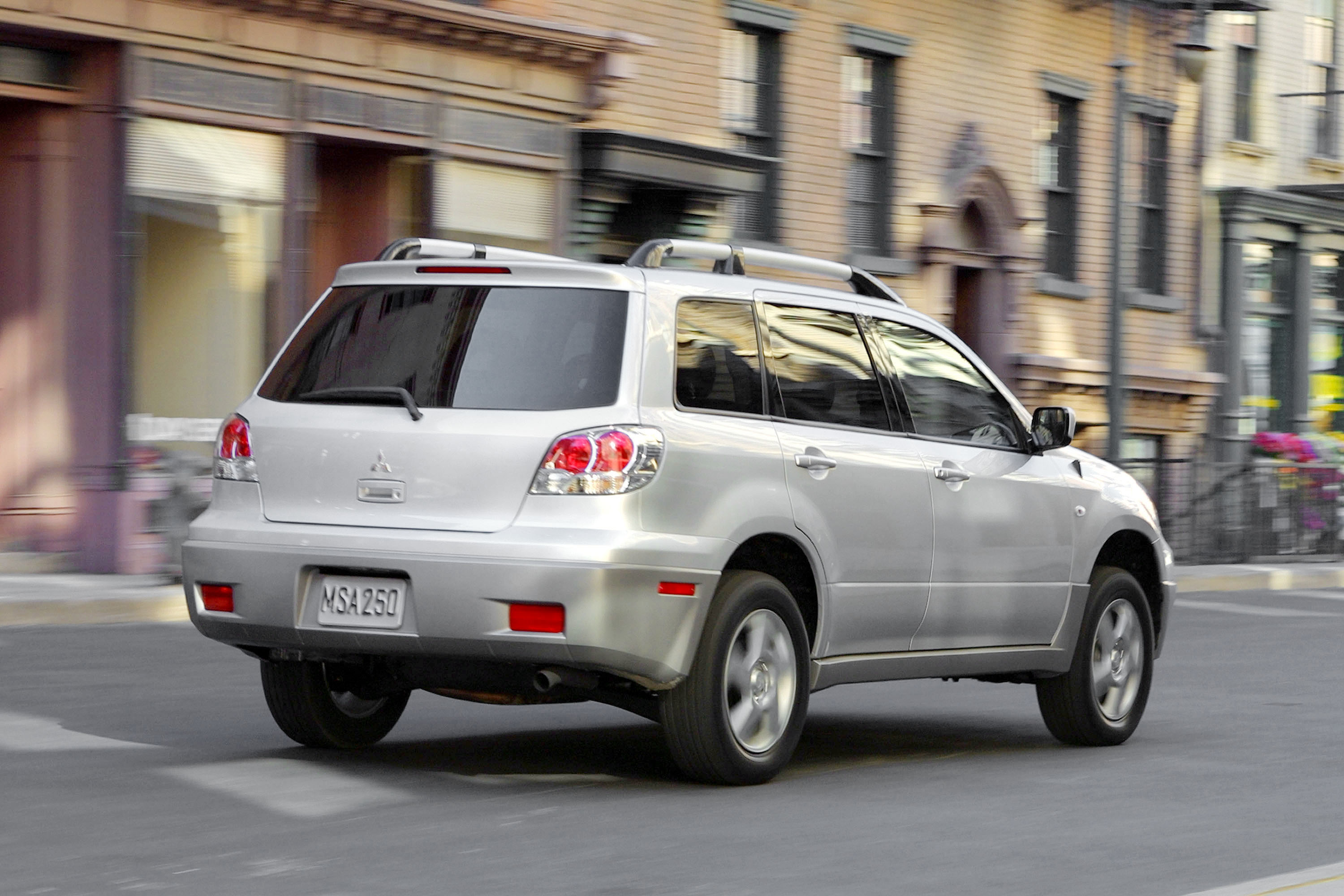 2004 Mitsubishi Outlander HD Pictures