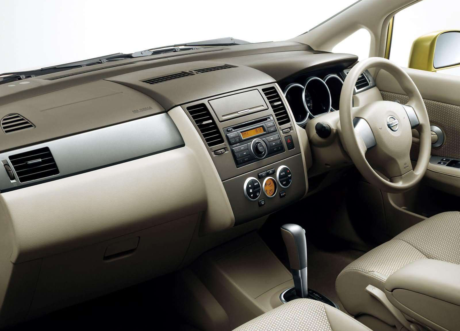 Nissan Tiida photo #12