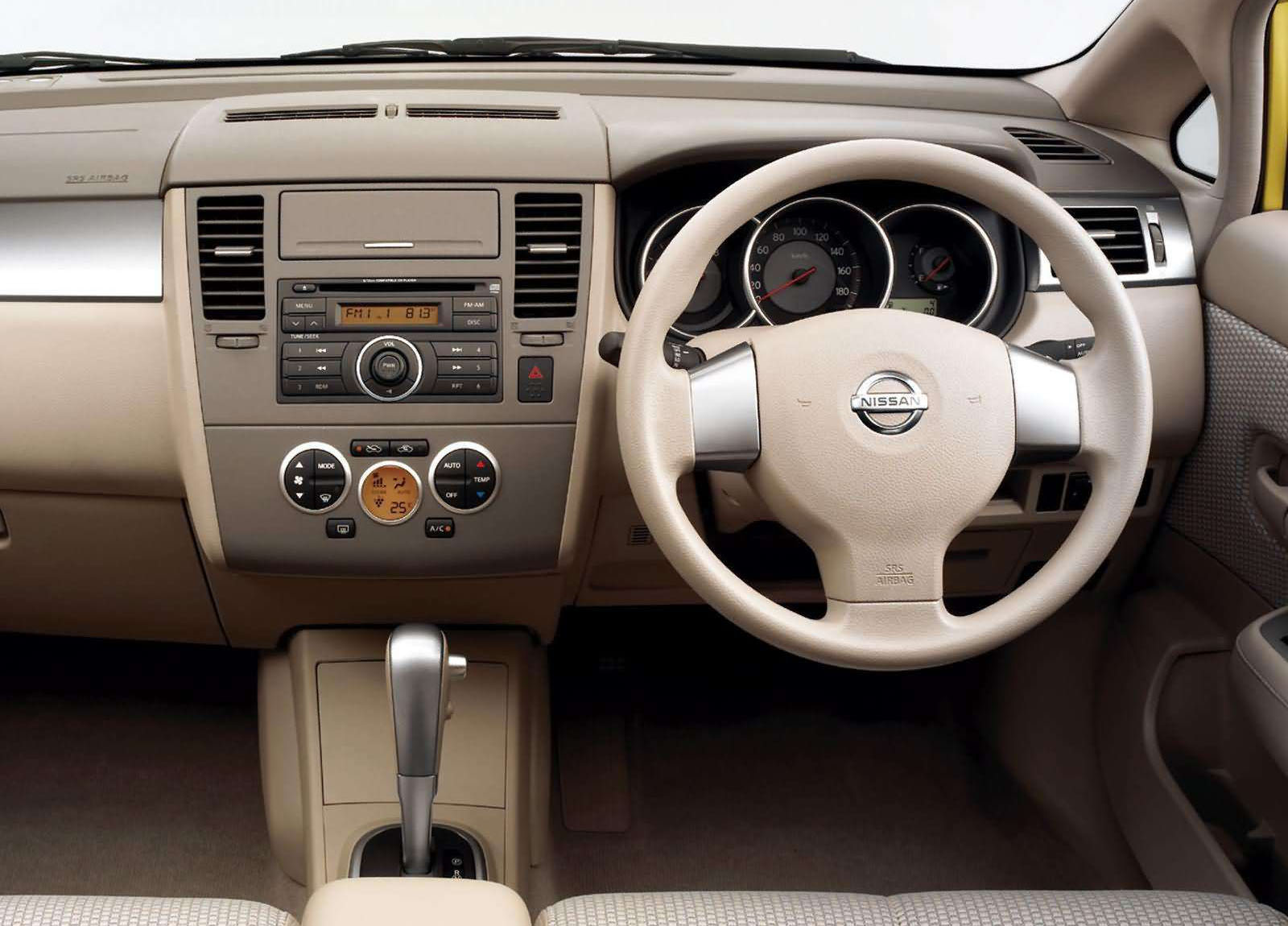 Nissan Tiida photo #13