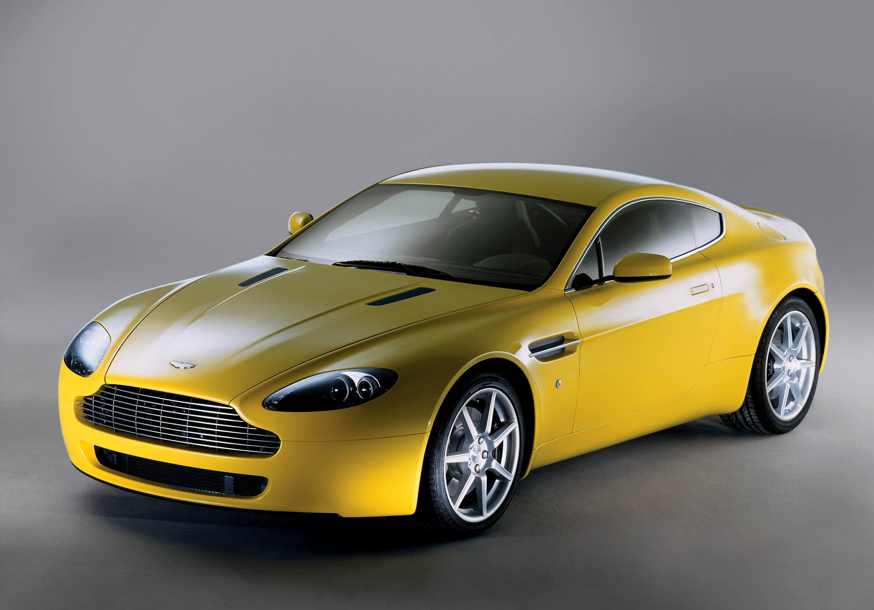 Aston Martin V8 Vantage photo #1