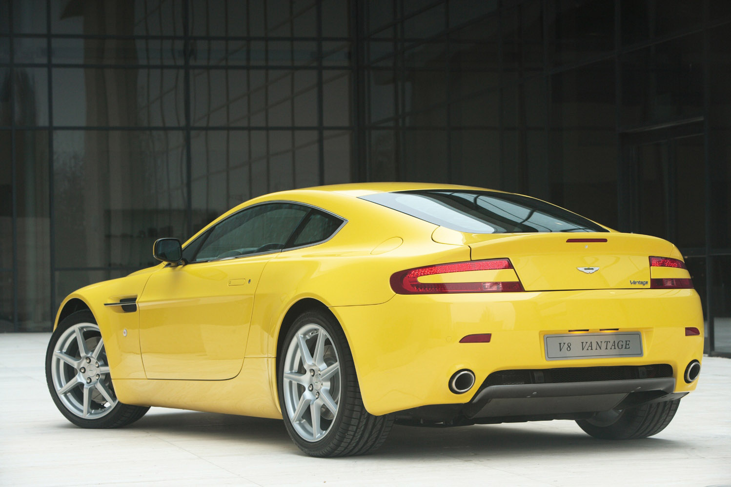 Aston Martin V8 Vantage photo #5