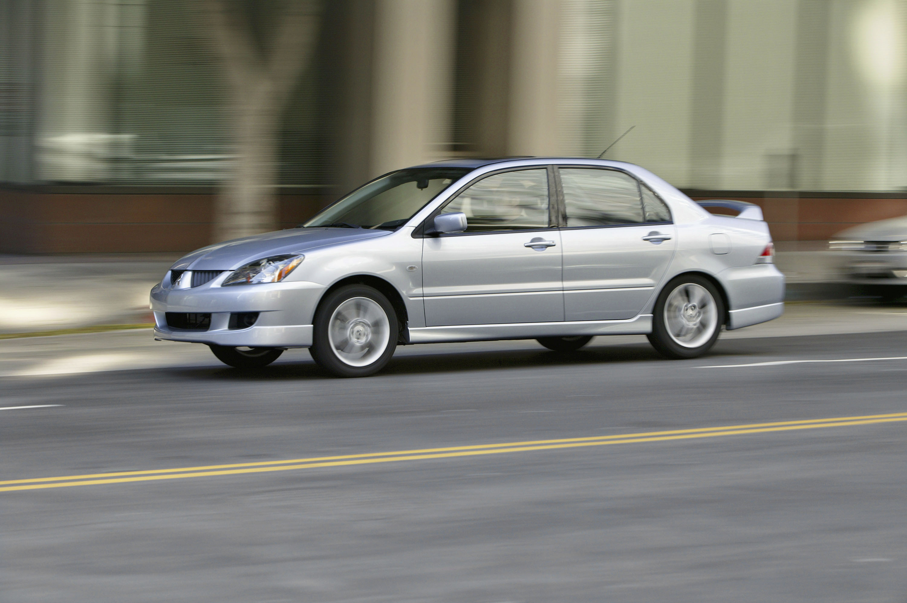 Mitsubishi Lancer photo #2