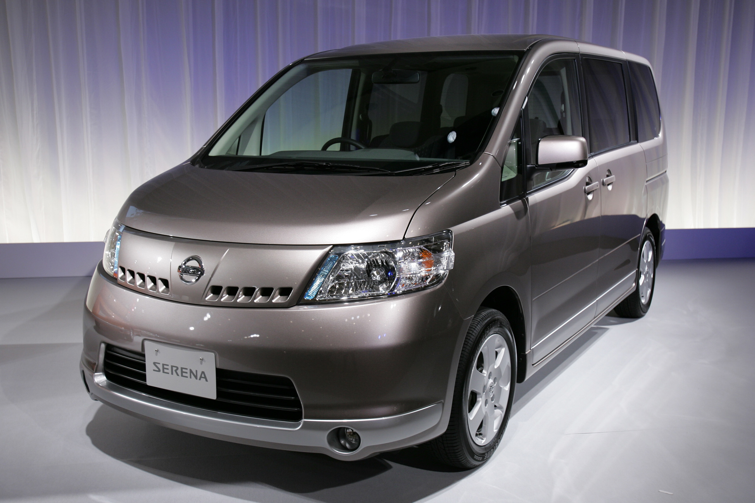 Nissan Serena photo #1