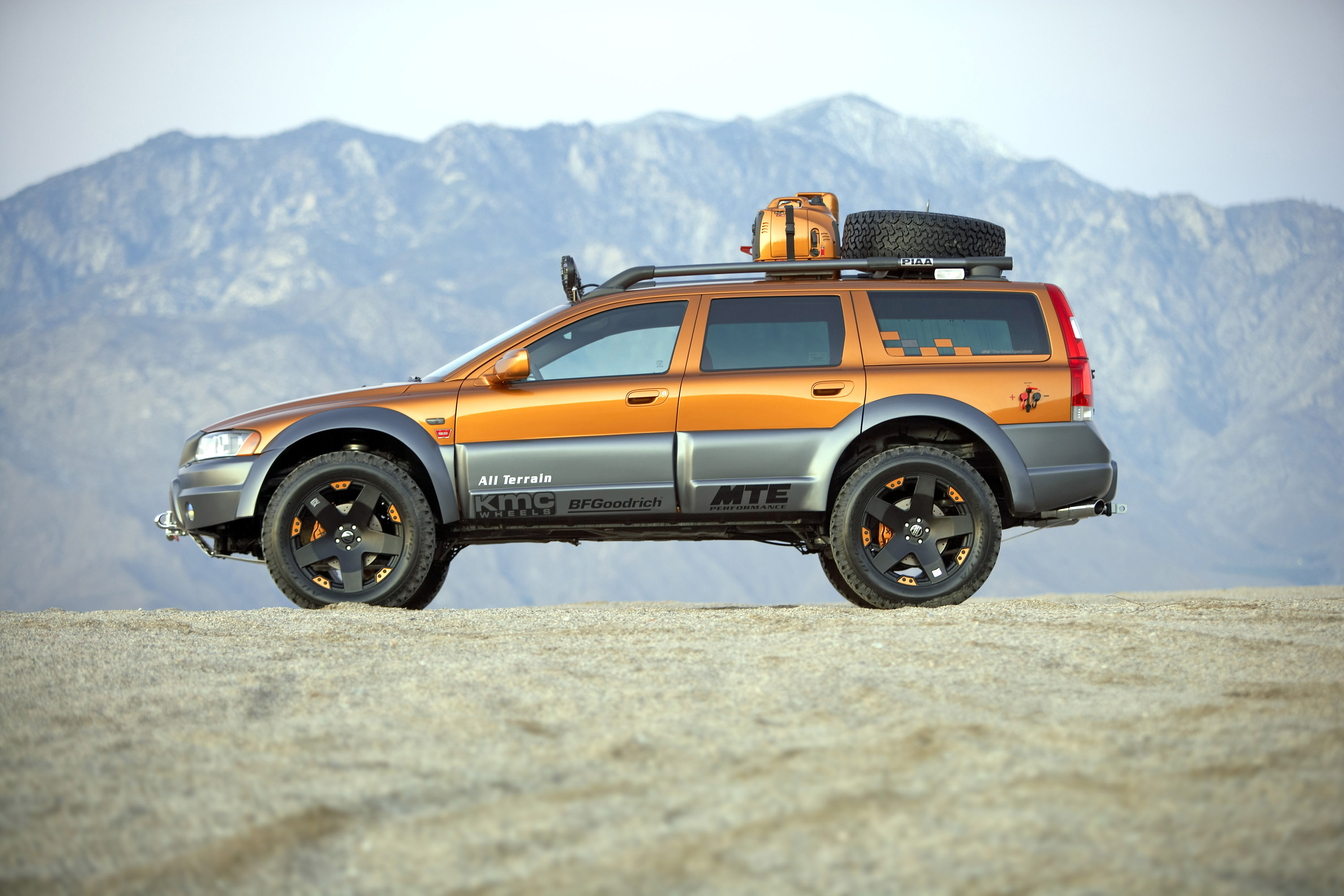 Volvo XC70 AT SEMA photo #2