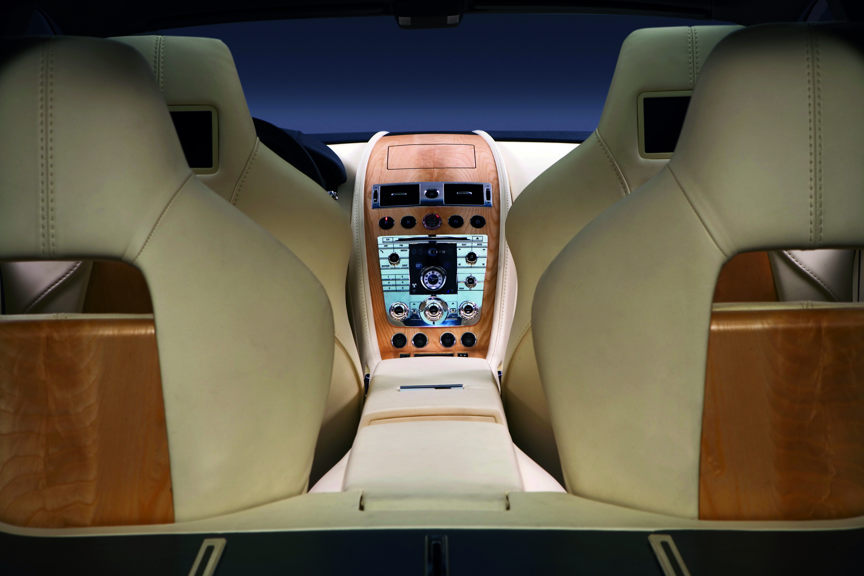 Aston Martin Rapide photo #20