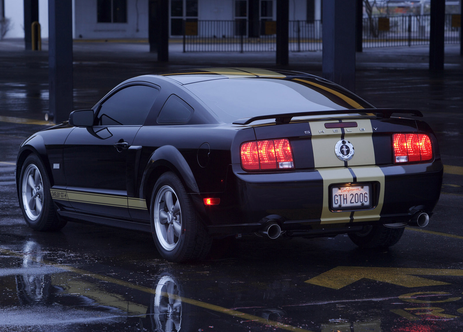 Красный Ford Mustang 2005