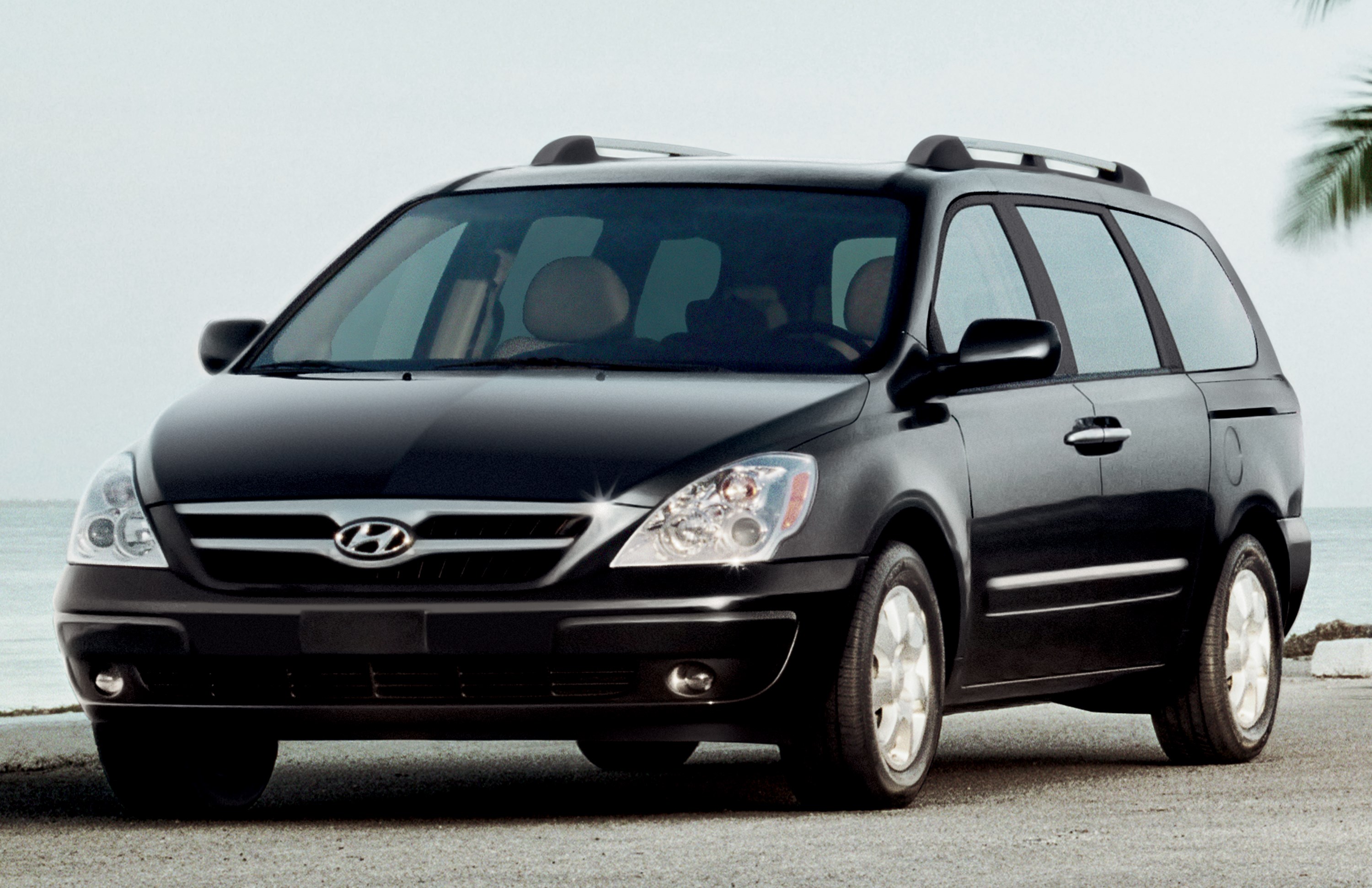 Hyundai Entourage photo #1