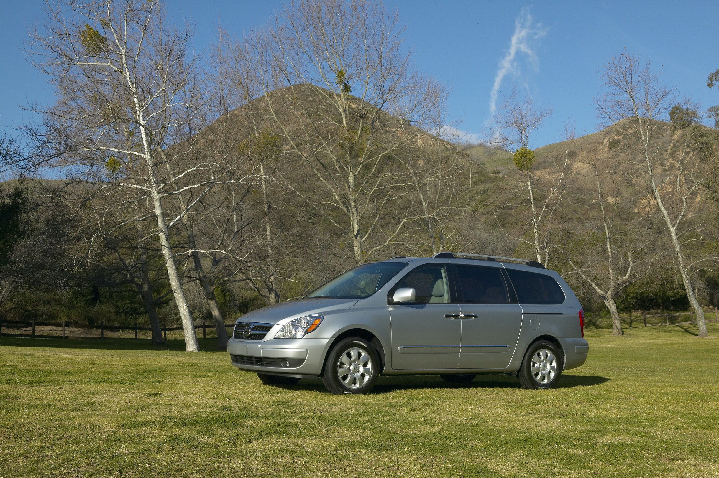 Hyundai Entourage photo #4