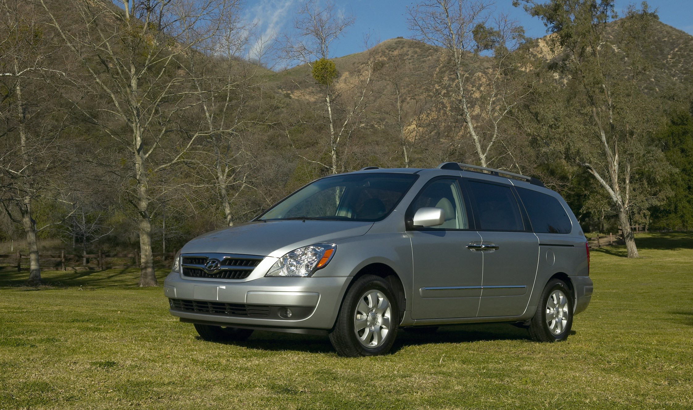 Hyundai Entourage photo #5