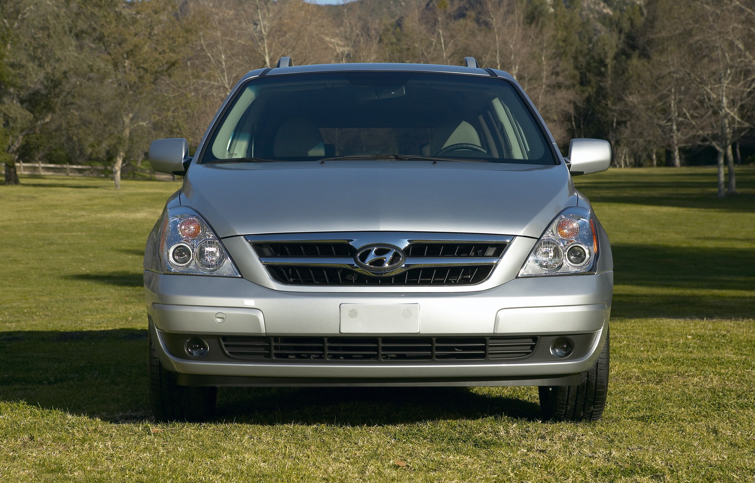 Hyundai Entourage photo #6