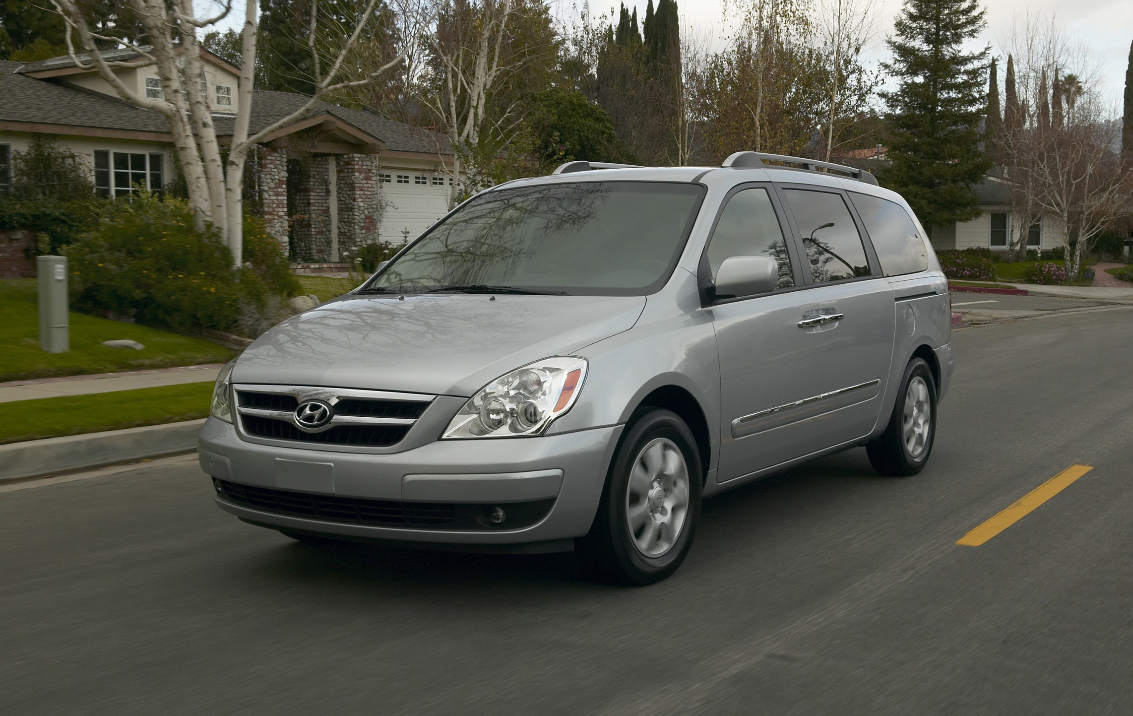Hyundai Entourage photo #8