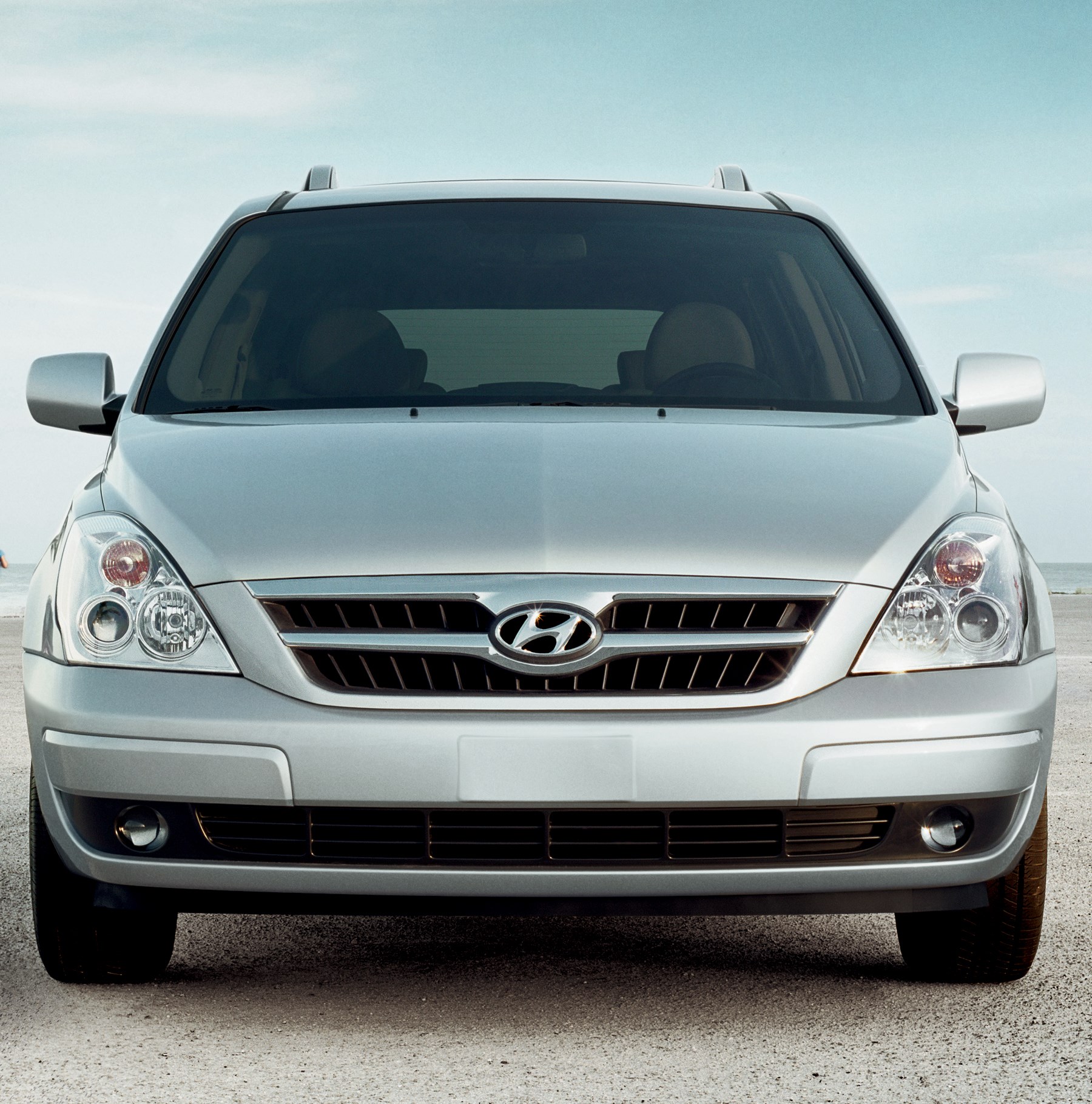 Hyundai Entourage photo #10