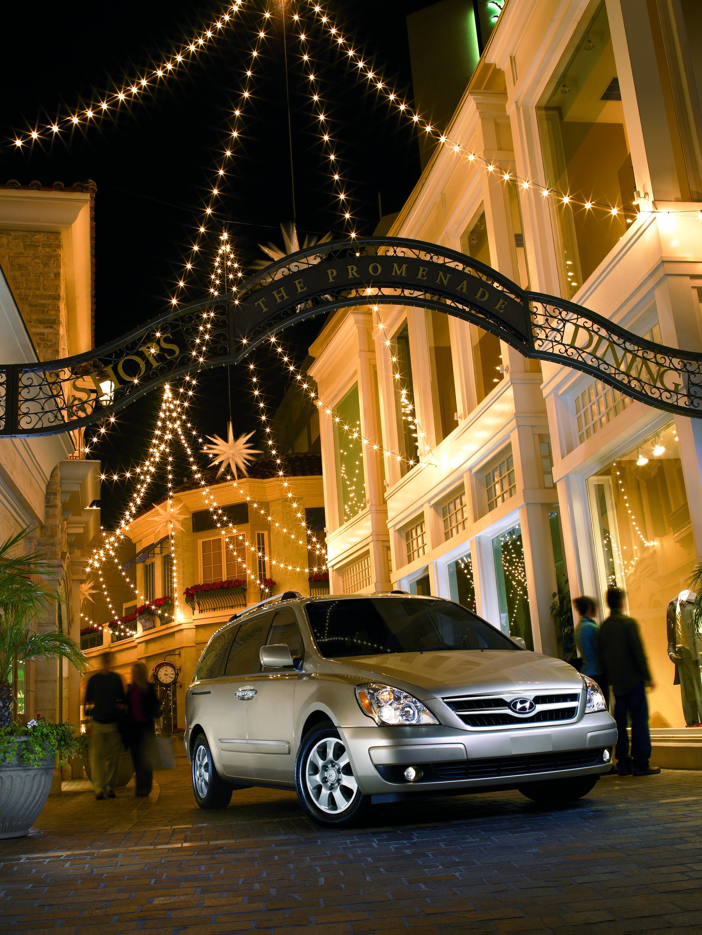 Hyundai Entourage photo #11