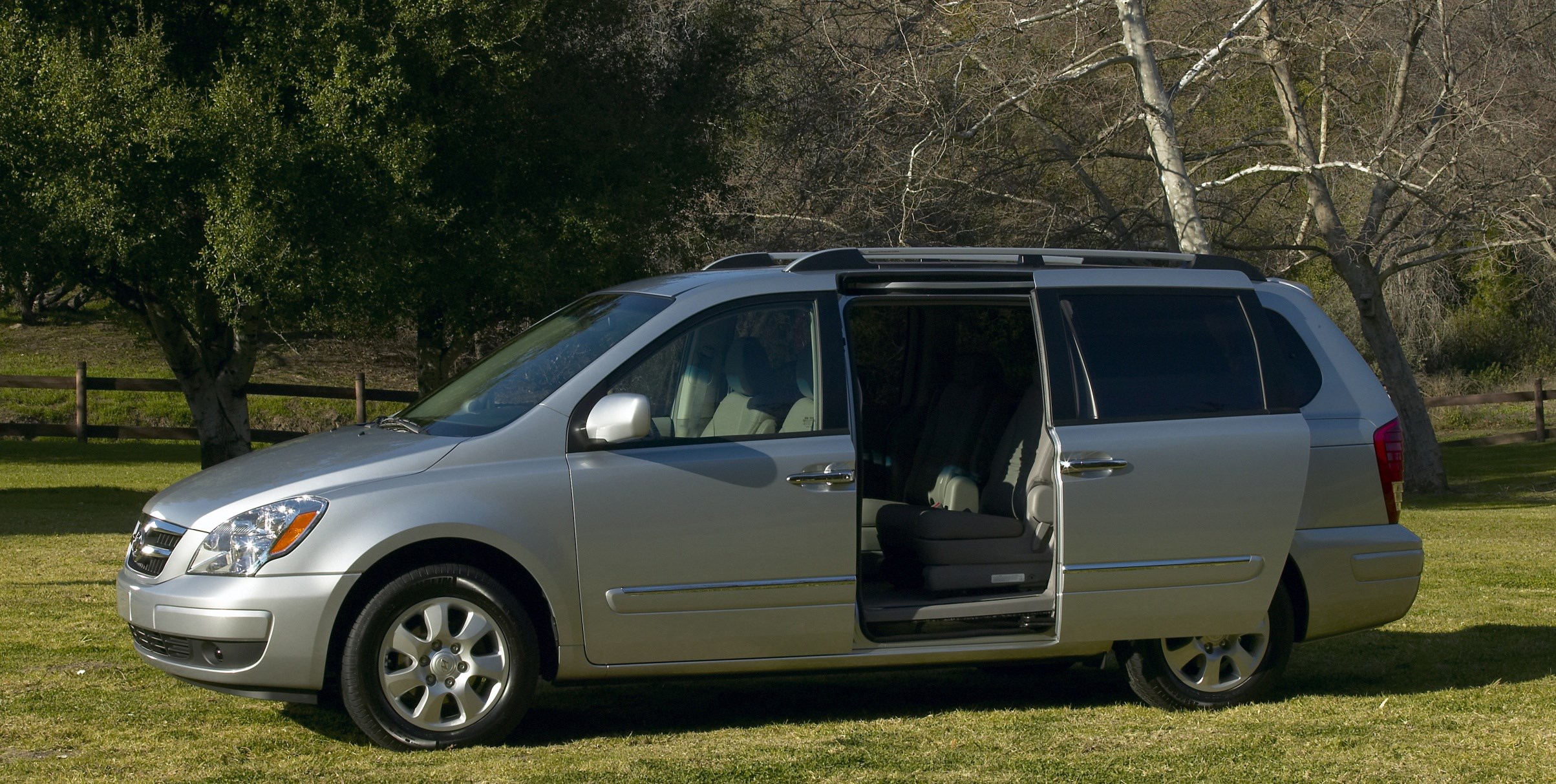 Hyundai Entourage photo #12