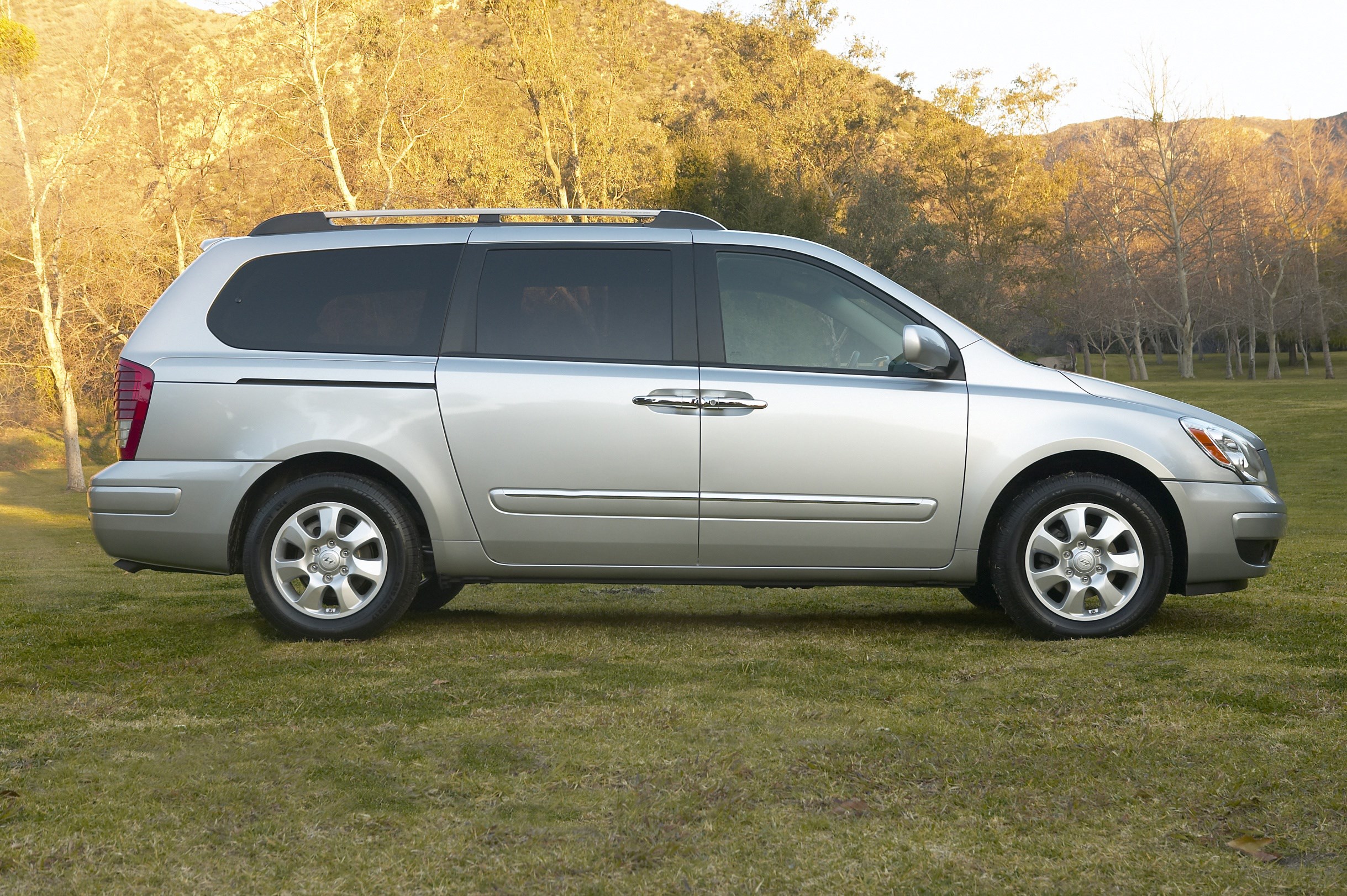 Hyundai Entourage photo #14