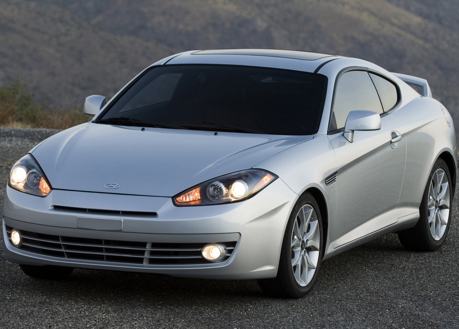 Hyundai Tiburon Coupe photo #2