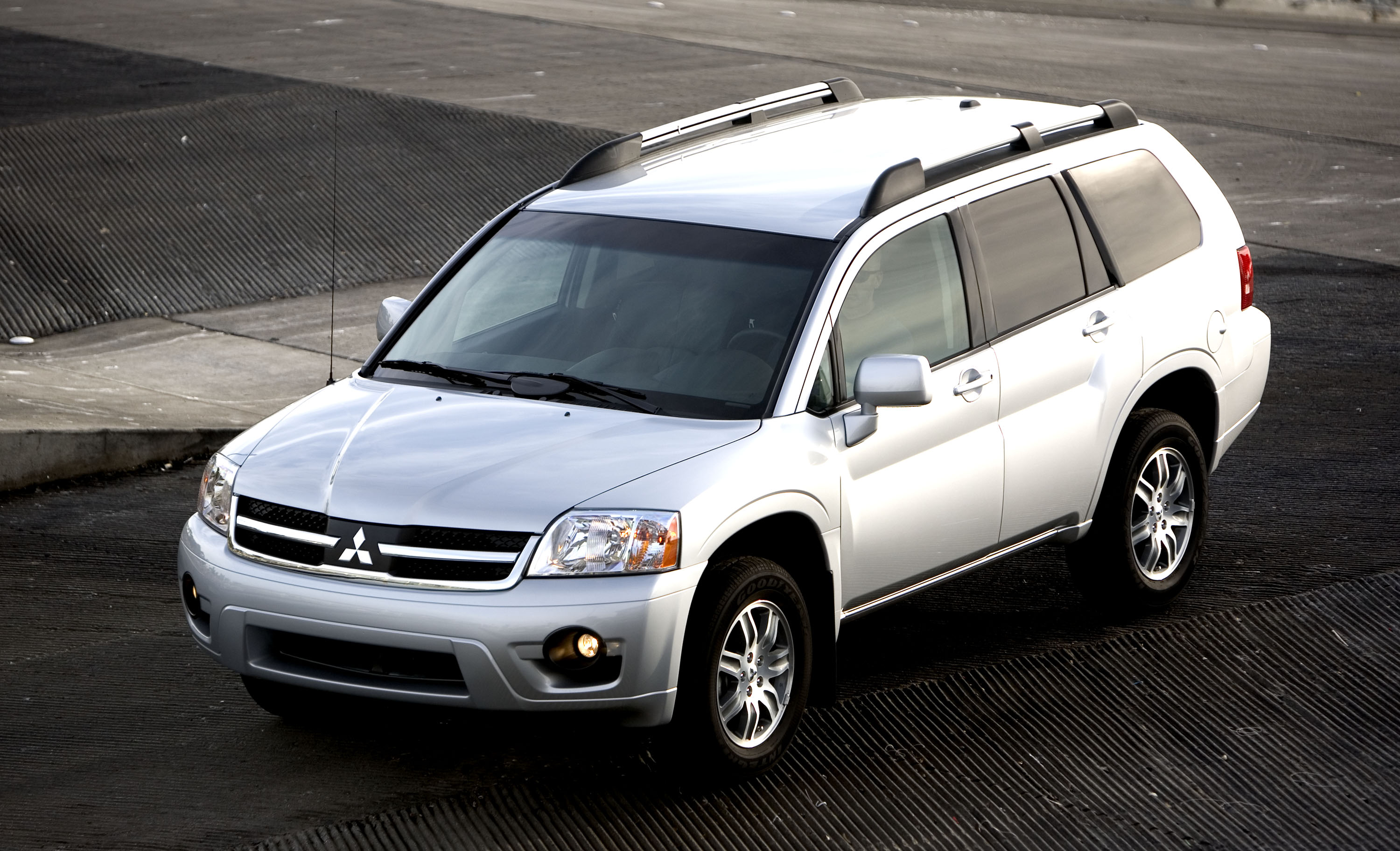 Mitsubishi Endeavor photo #2