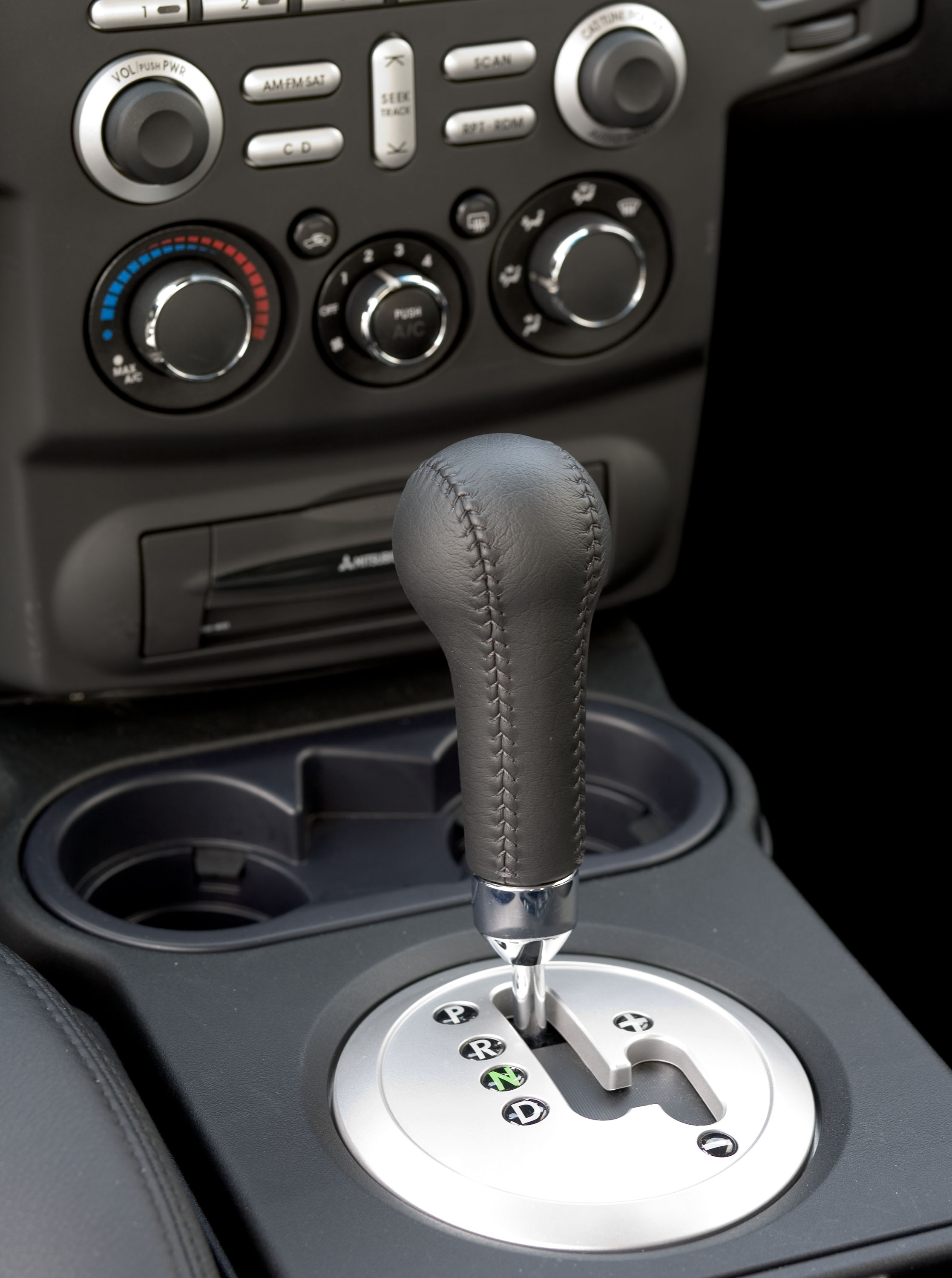 Mitsubishi Endeavor photo #9
