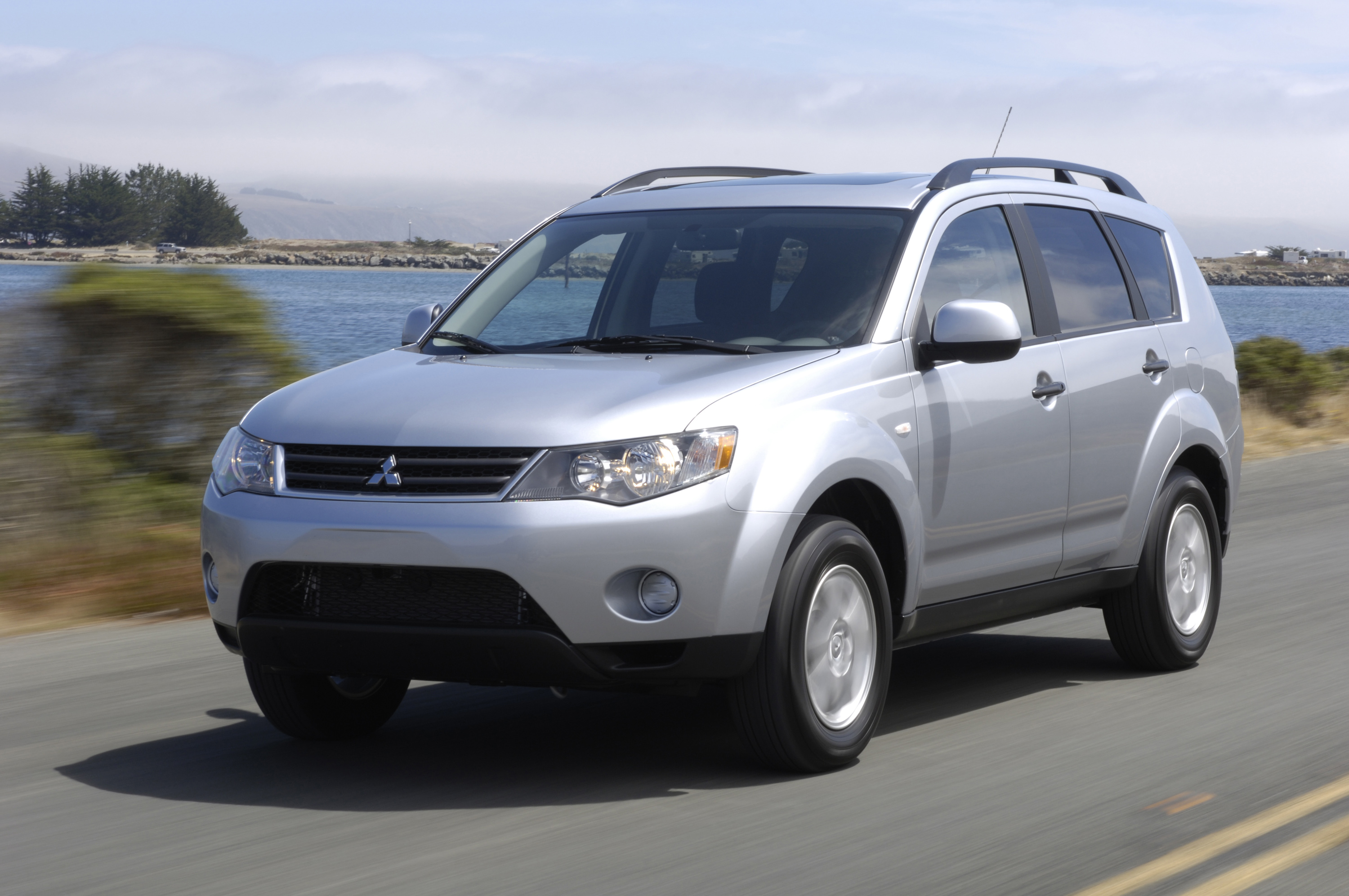 Mitsubishi Outlander photo #2