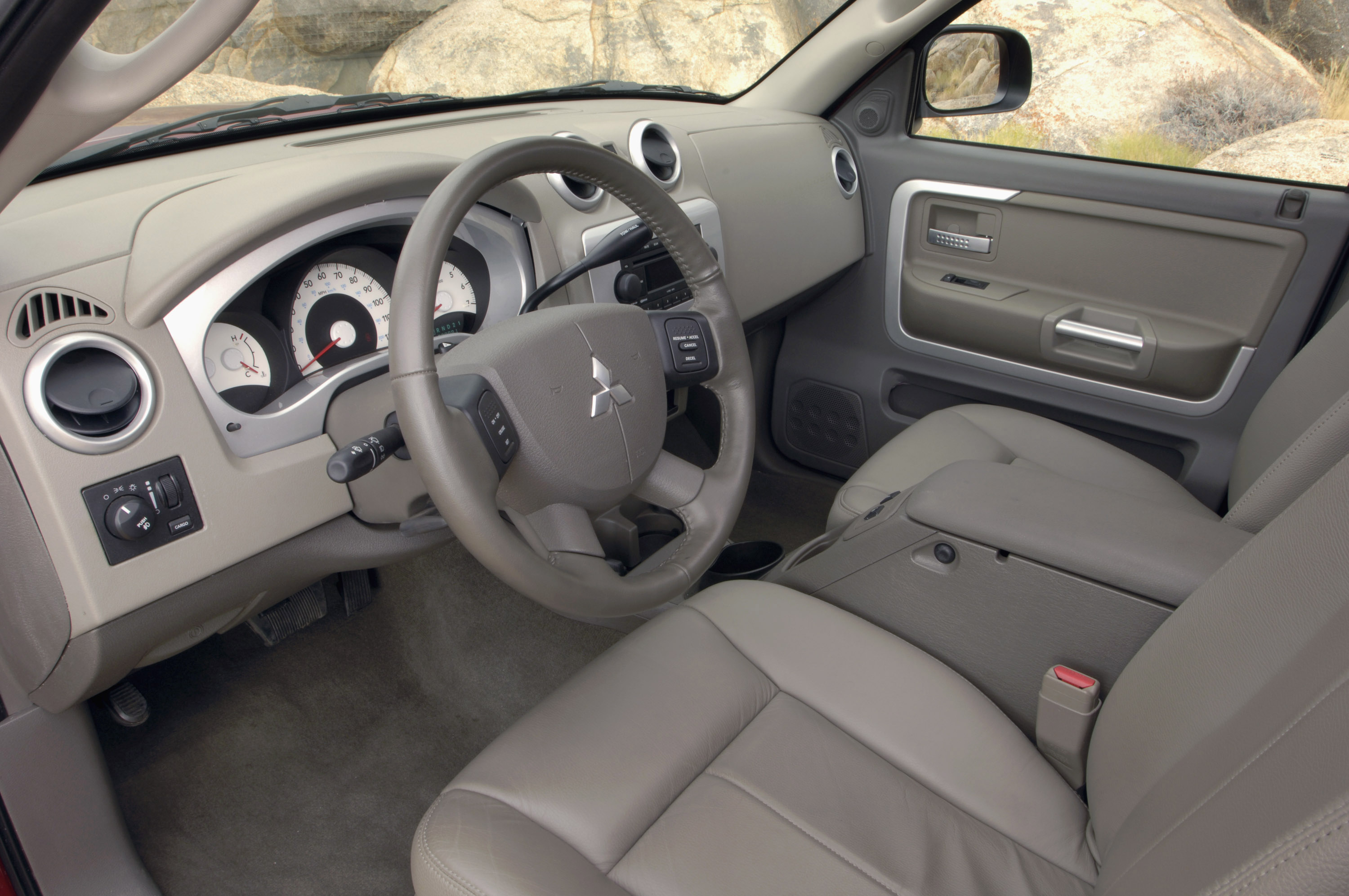 Mitsubishi Raider photo #11