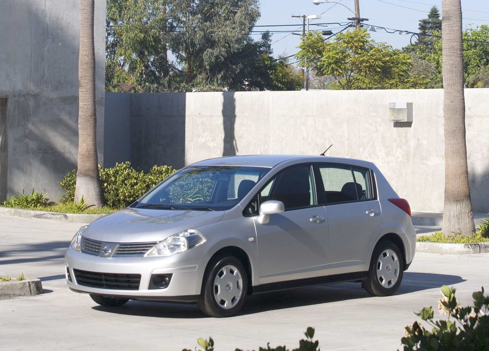 Nissan Versa Hatchback photo #2