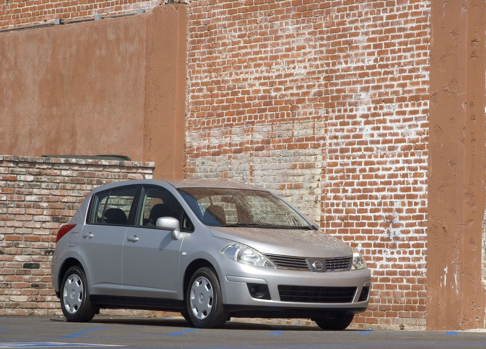 Nissan Versa Hatchback photo #3