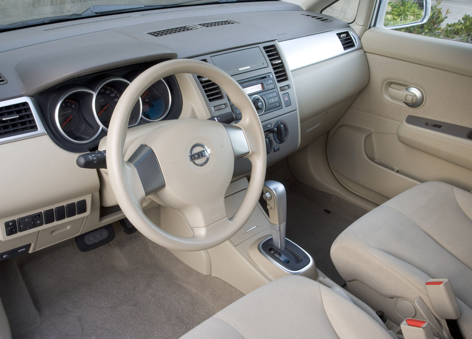 Nissan Versa Hatchback photo #6