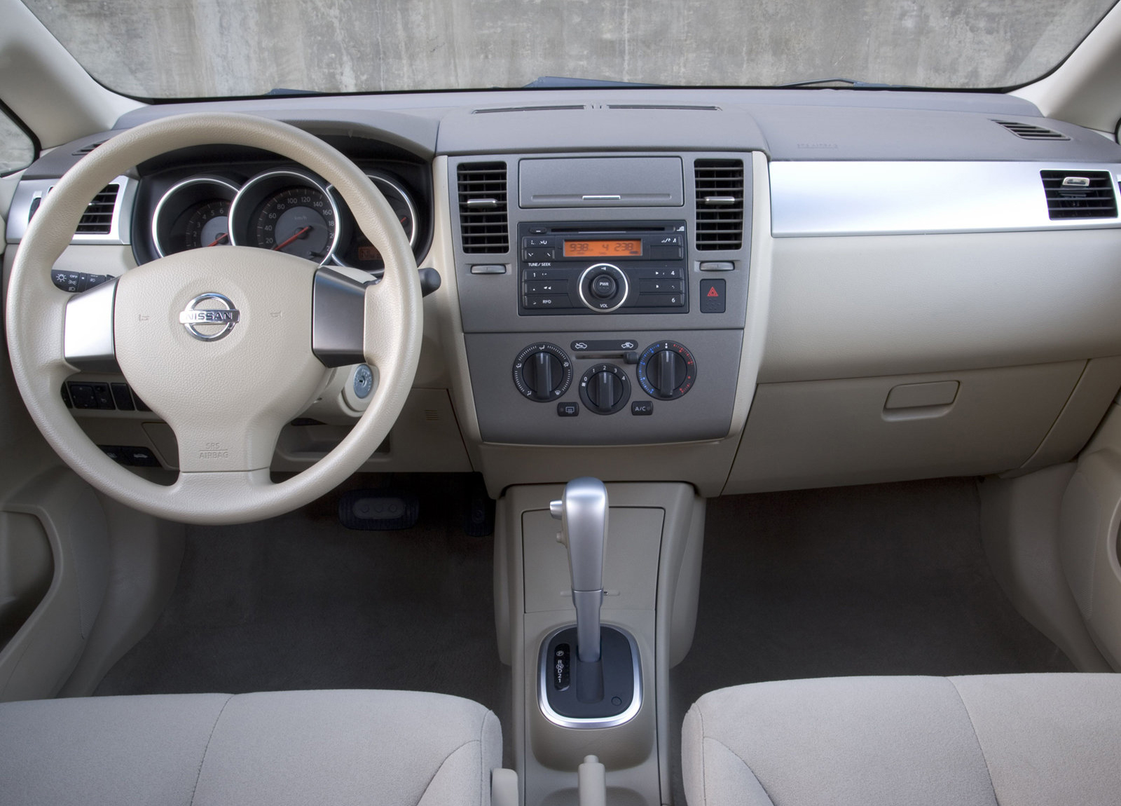 Nissan Versa Hatchback photo #7