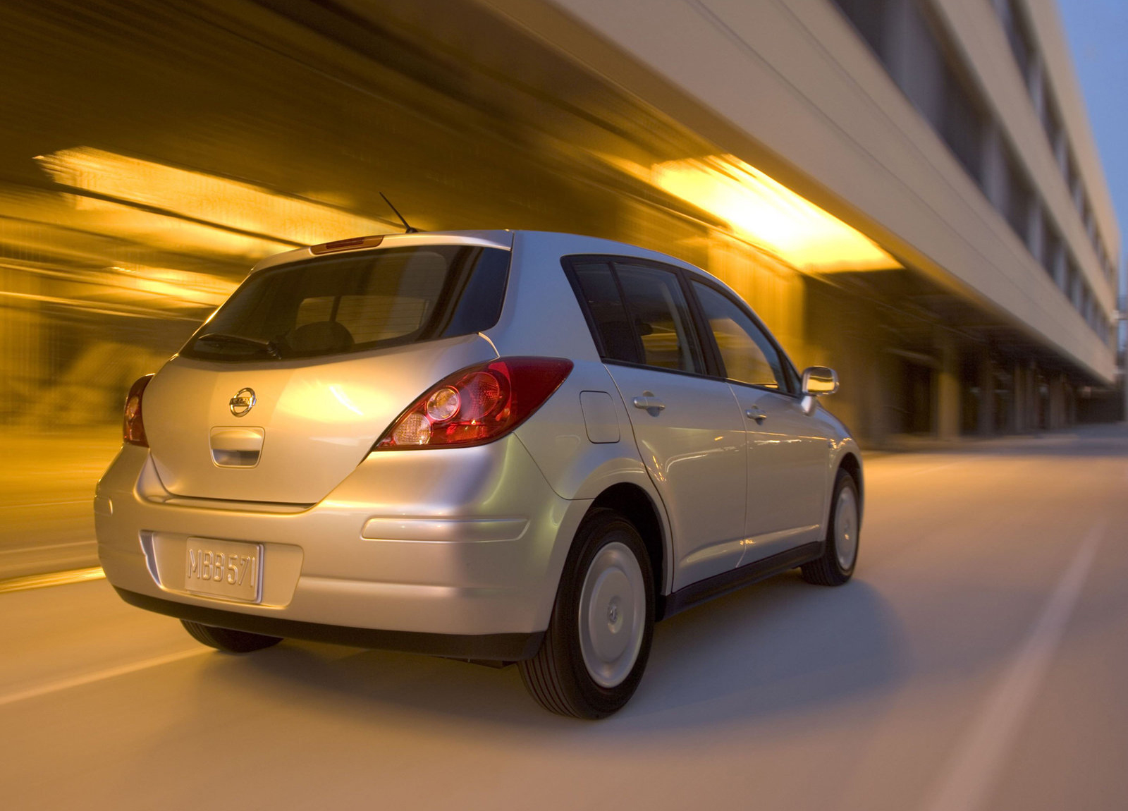 Nissan Versa Hatchback photo #8