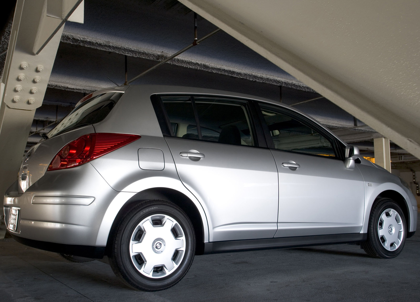 Nissan Versa Hatchback photo #9