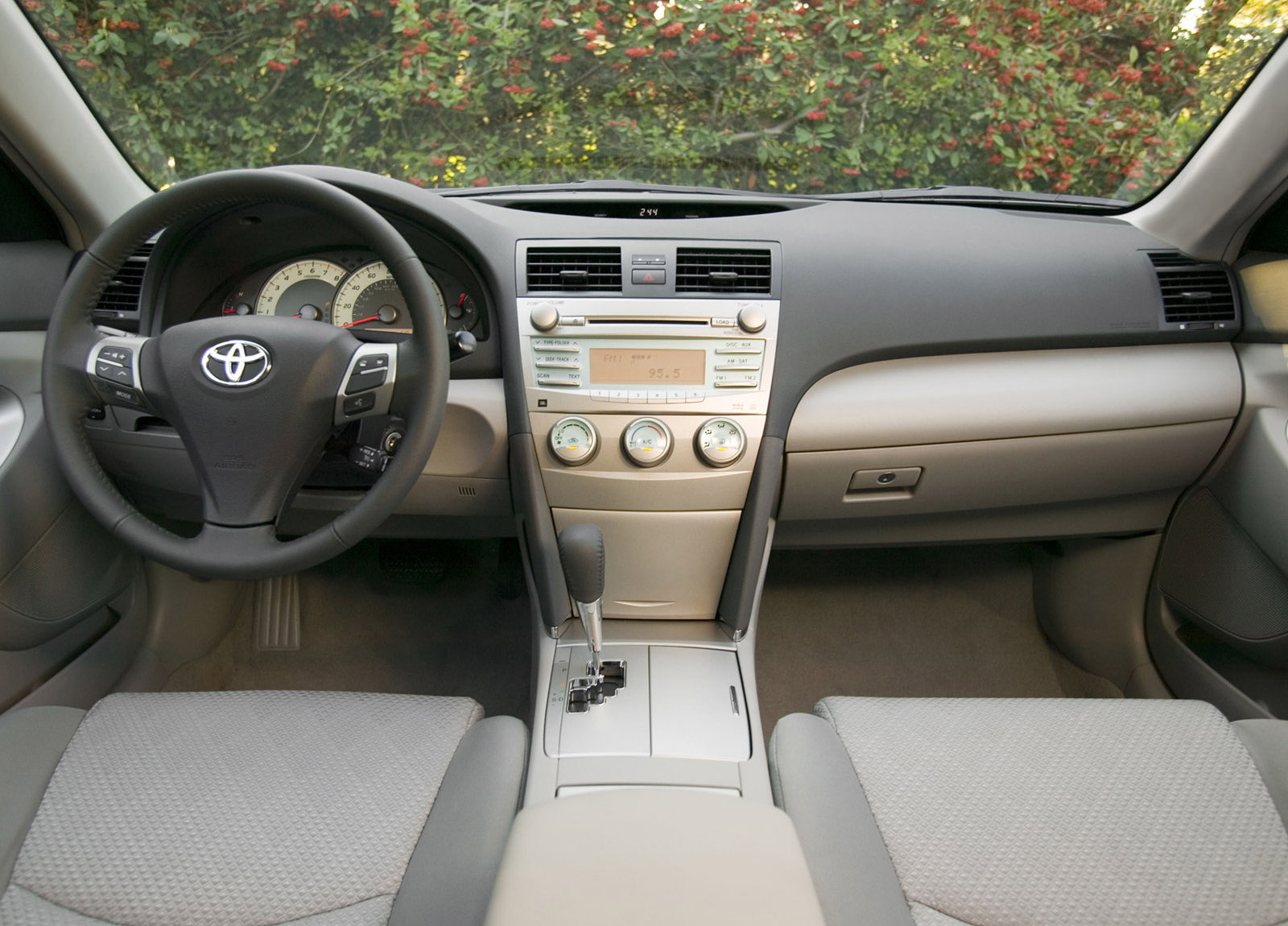 Toyota Camry SE photo #21