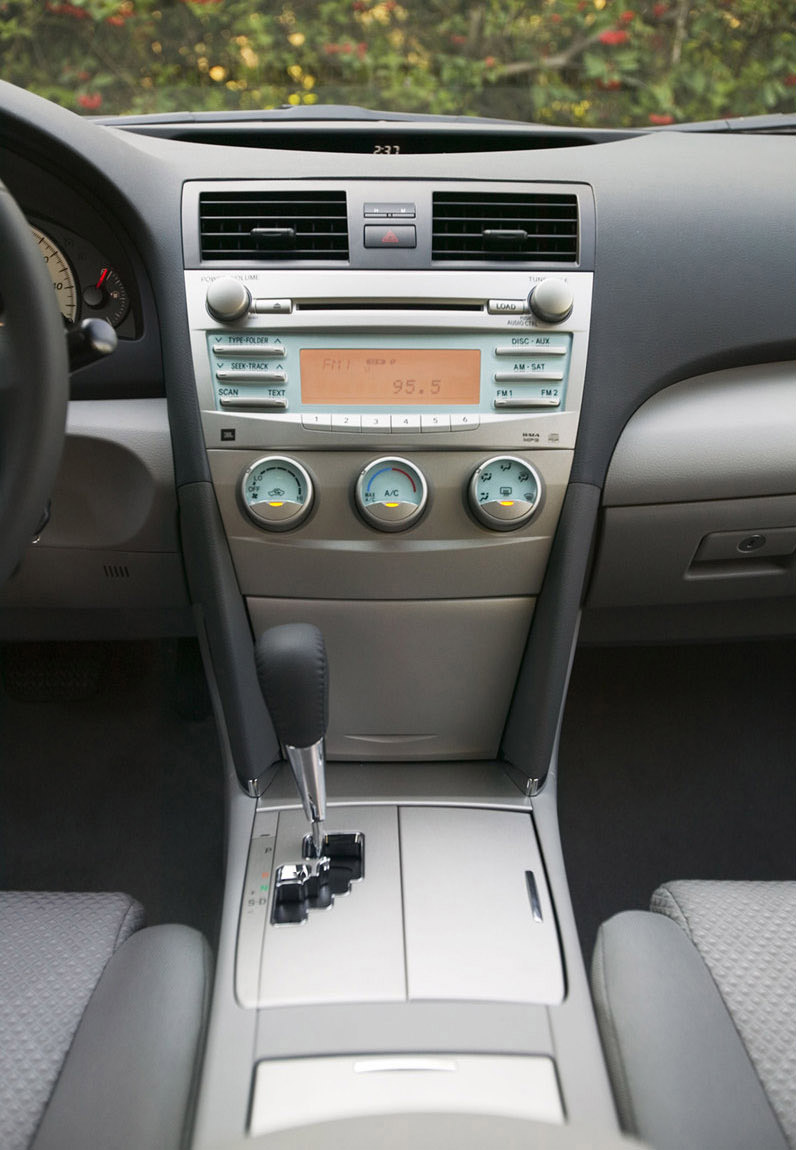 Toyota Camry SE photo #23