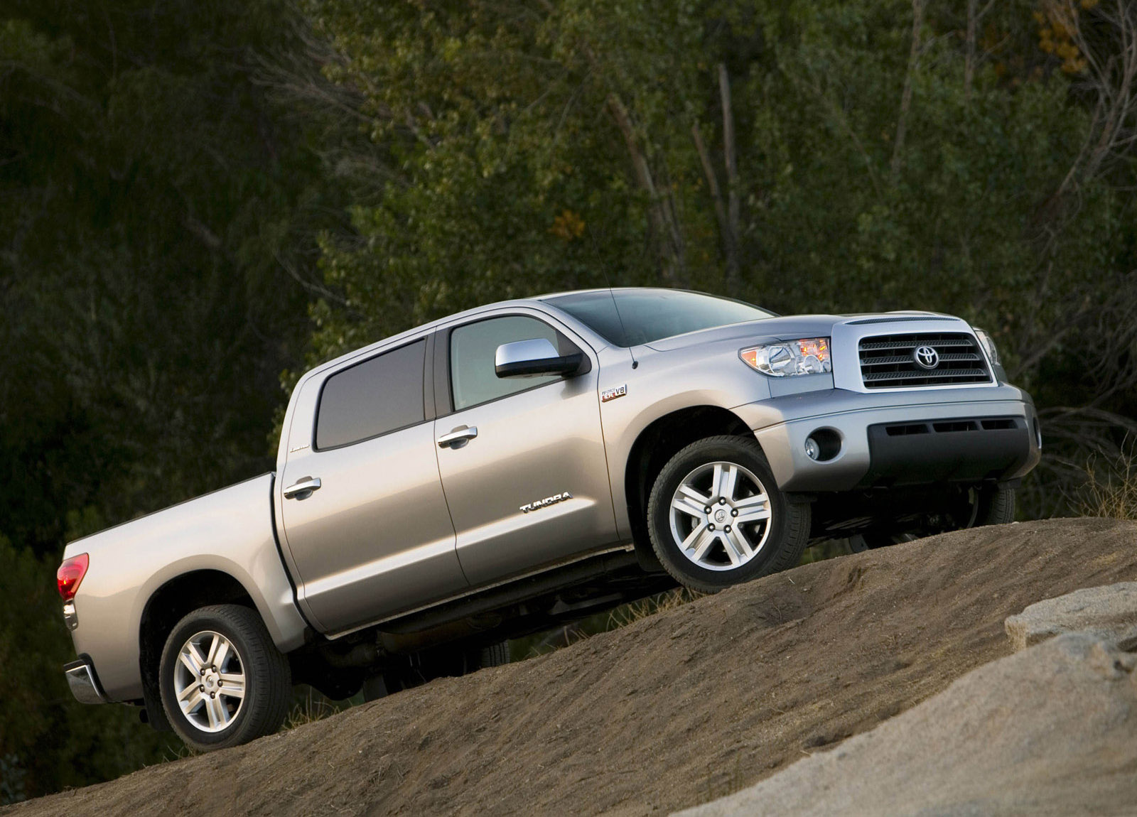 Toyota Tundra CrewMax photo #11