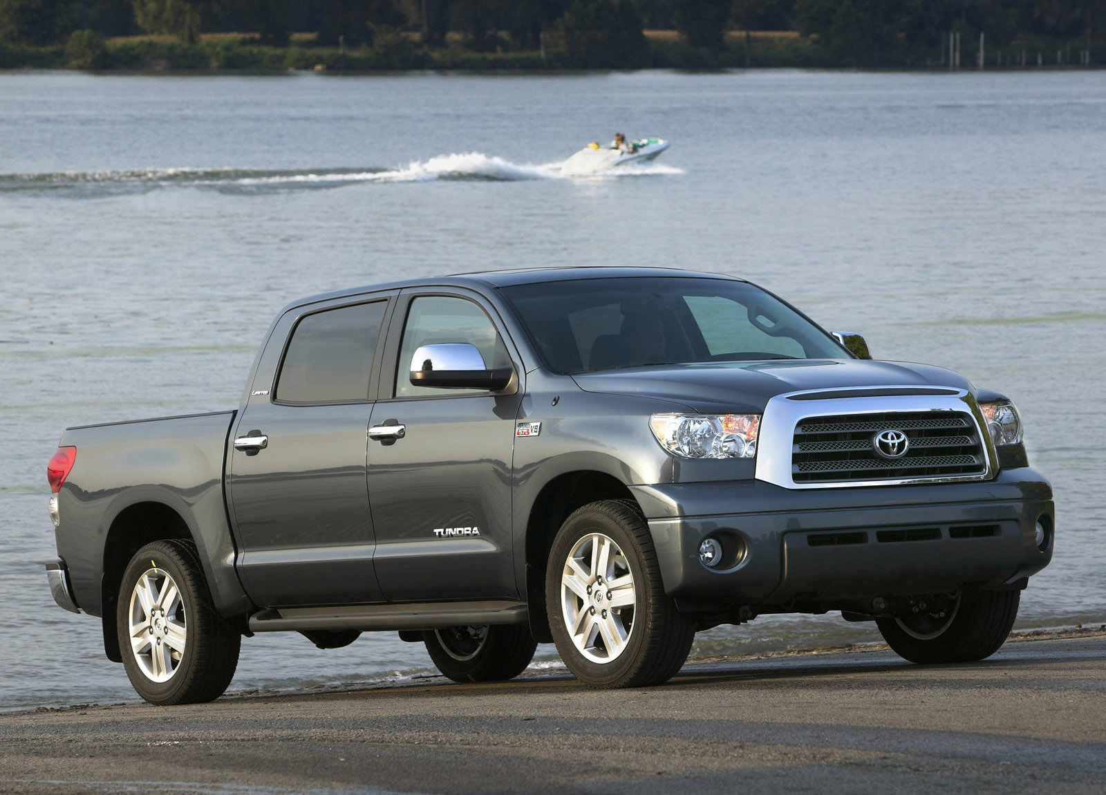 Toyota Tundra CrewMax photo #12