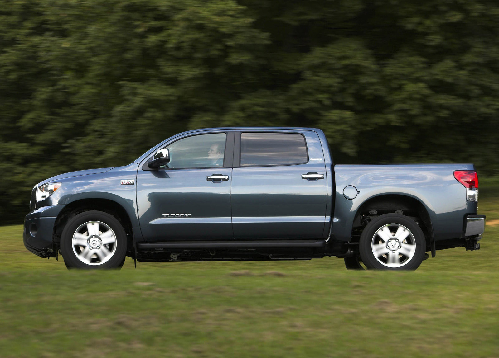 Toyota Tundra CrewMax photo #16