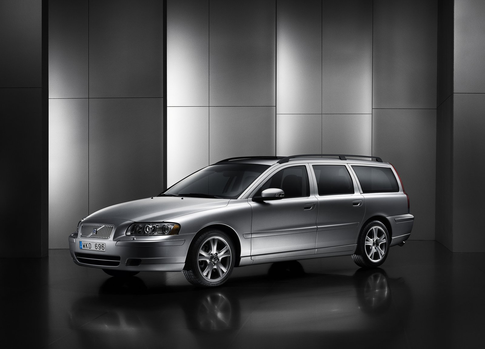 Volvo V70 photo #1